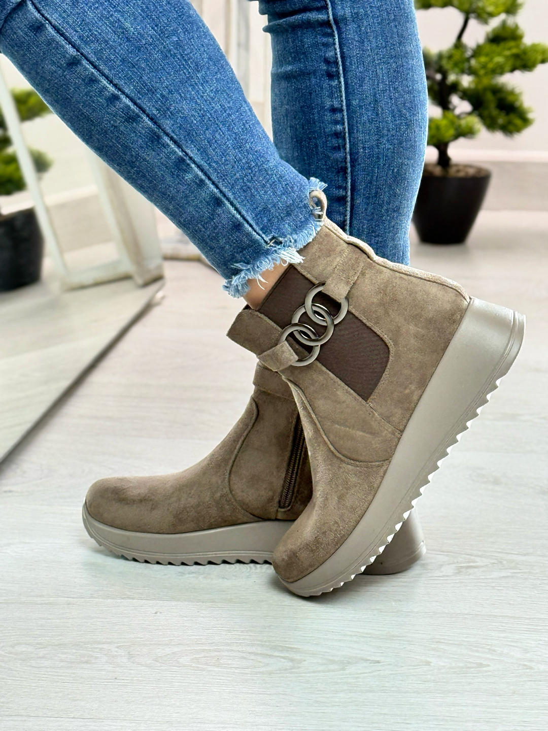 Irene_stivaletto in camoscio con zeppa color khaki