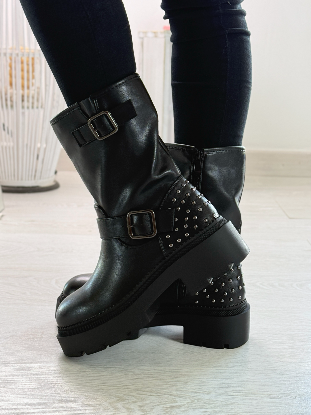Alìcia_stivaletto nero con borchie
