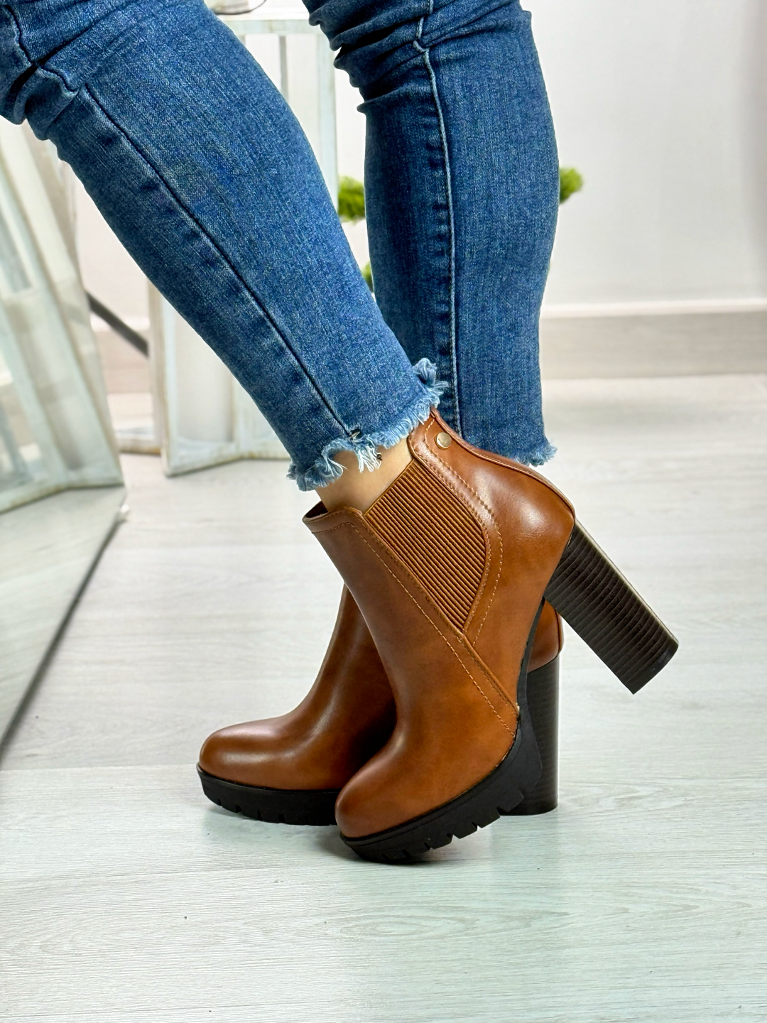 Carola_tronchetto con tacco color camel