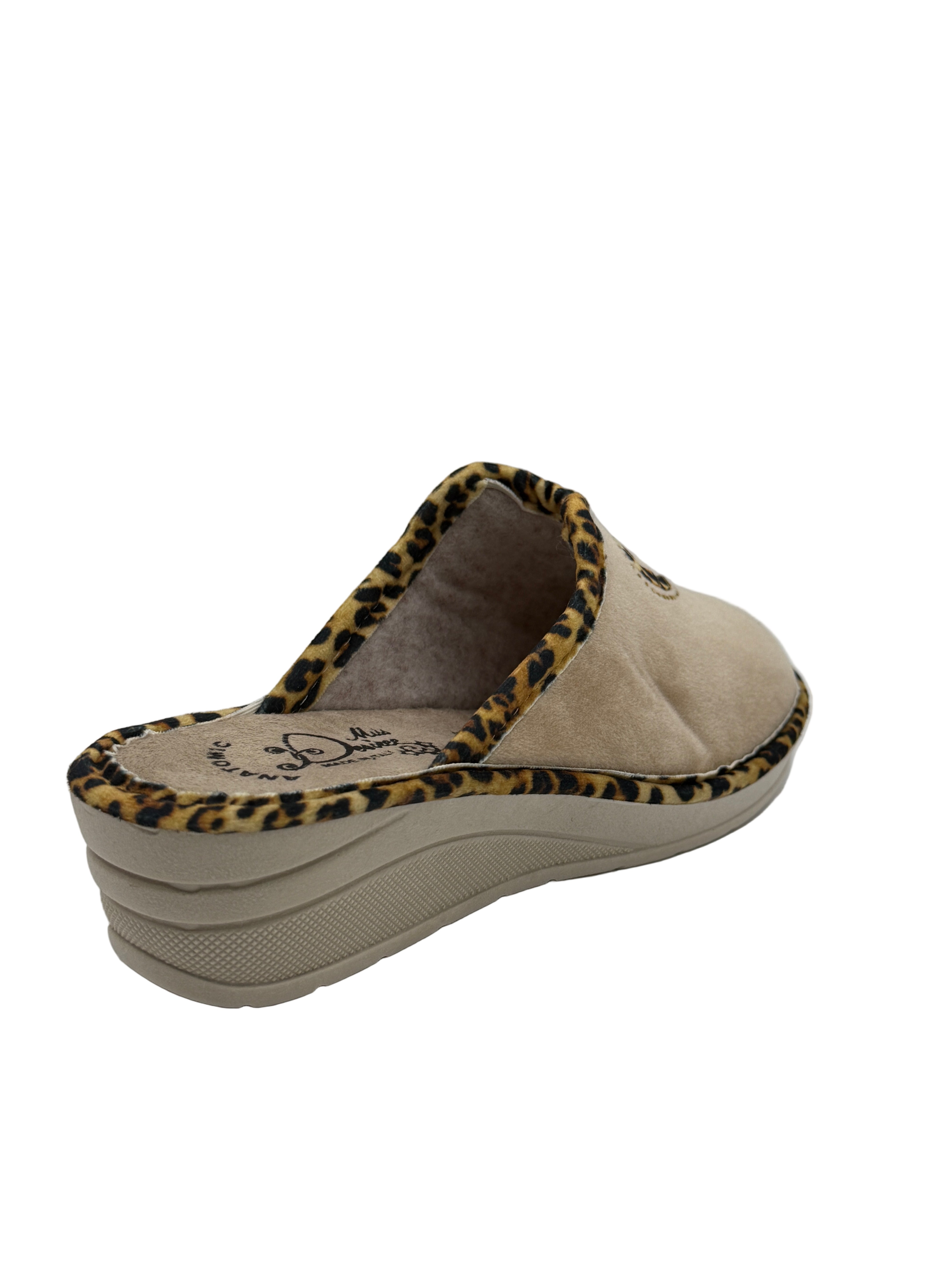Mirella_pantofola con zeppa beige e leopardata