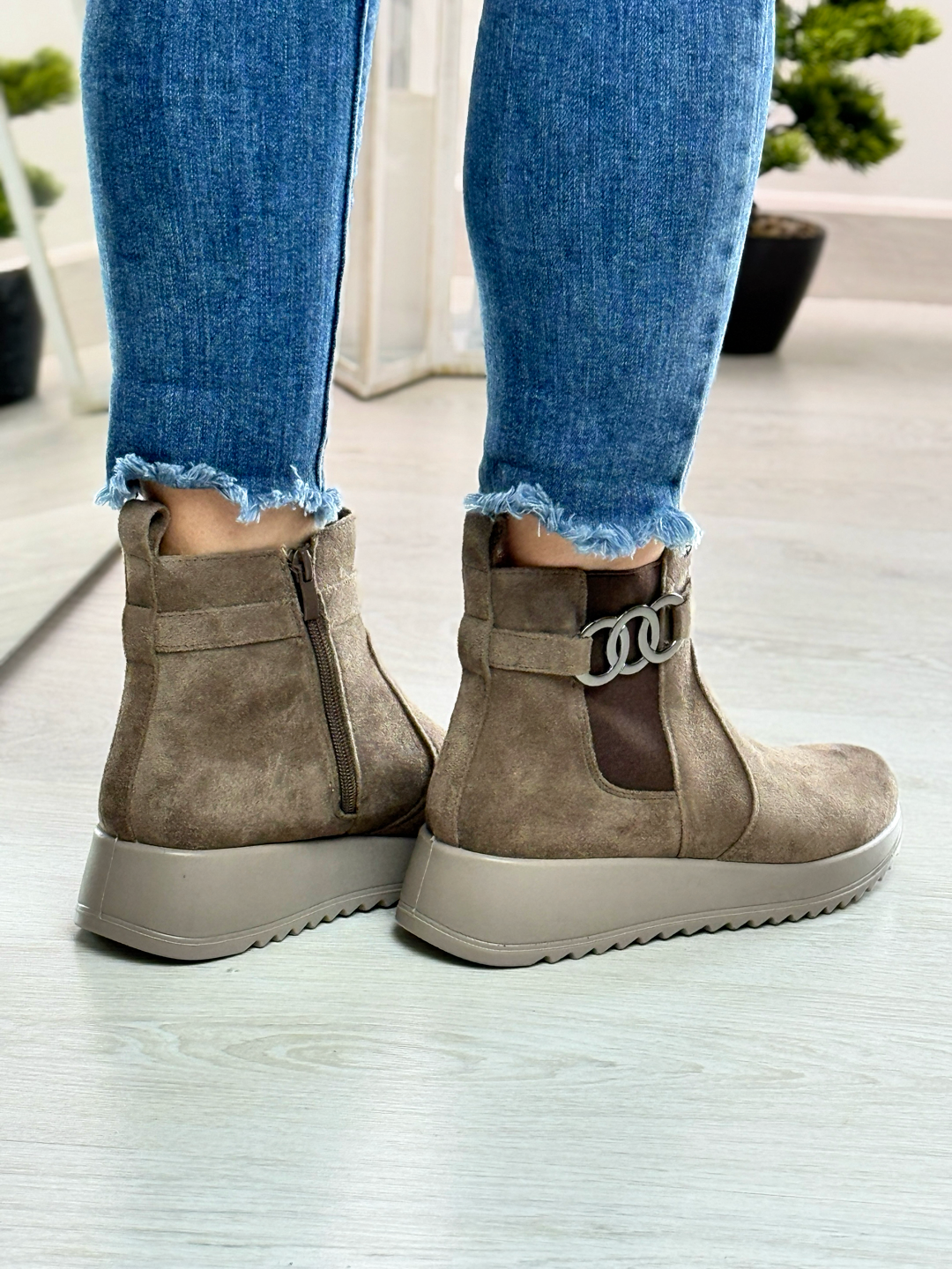 Irene_stivaletto in camoscio con zeppa color khaki