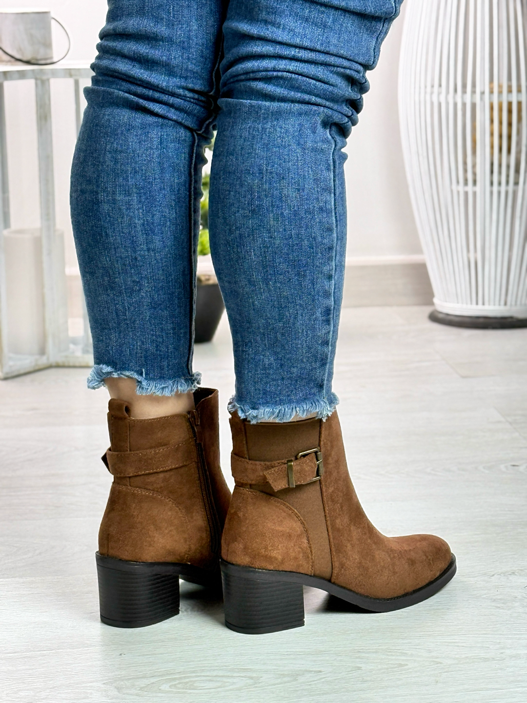 Amaya_stivaletto in camoscio con tacco marrone