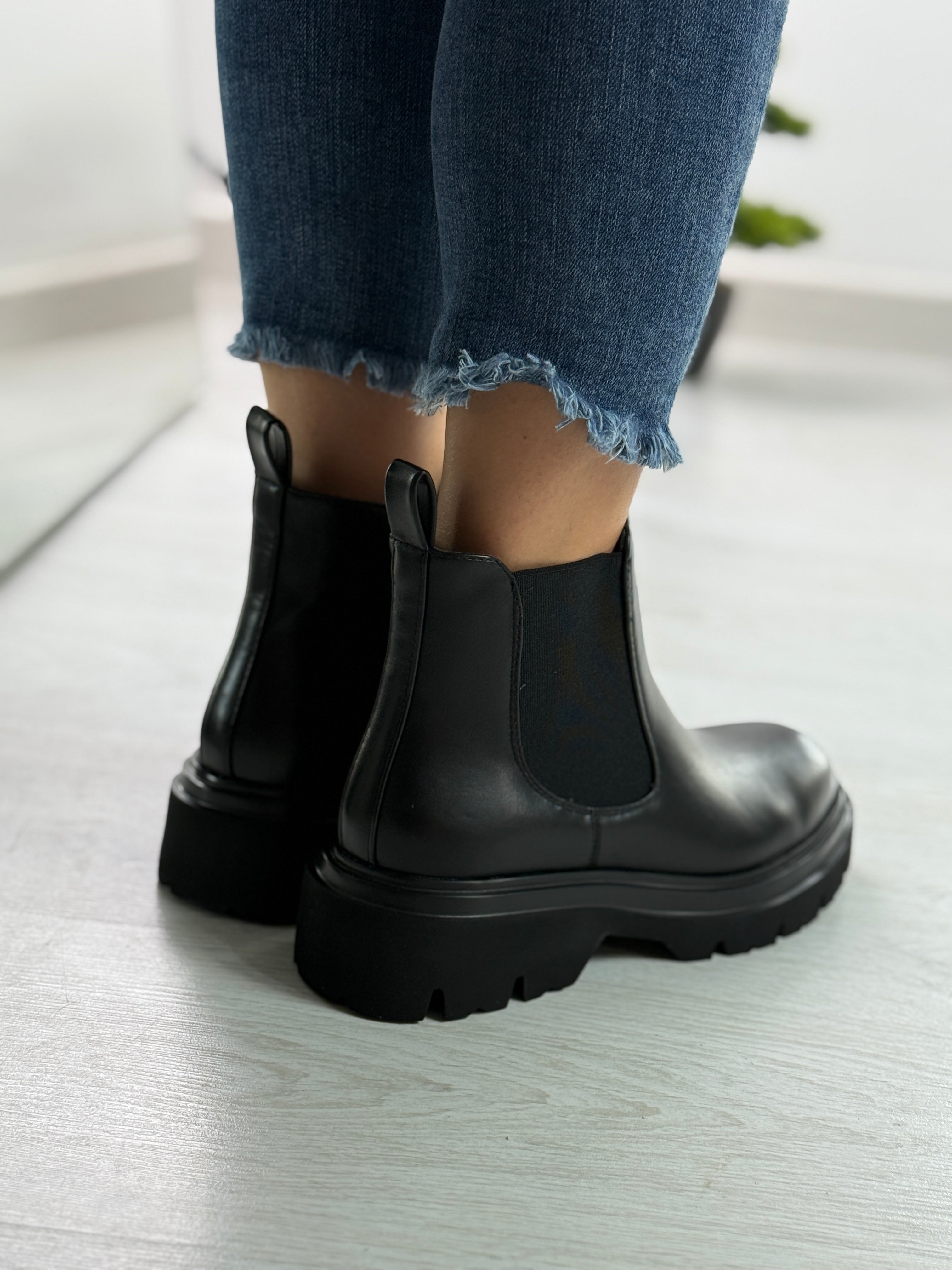 Floriane_stivaletto nero