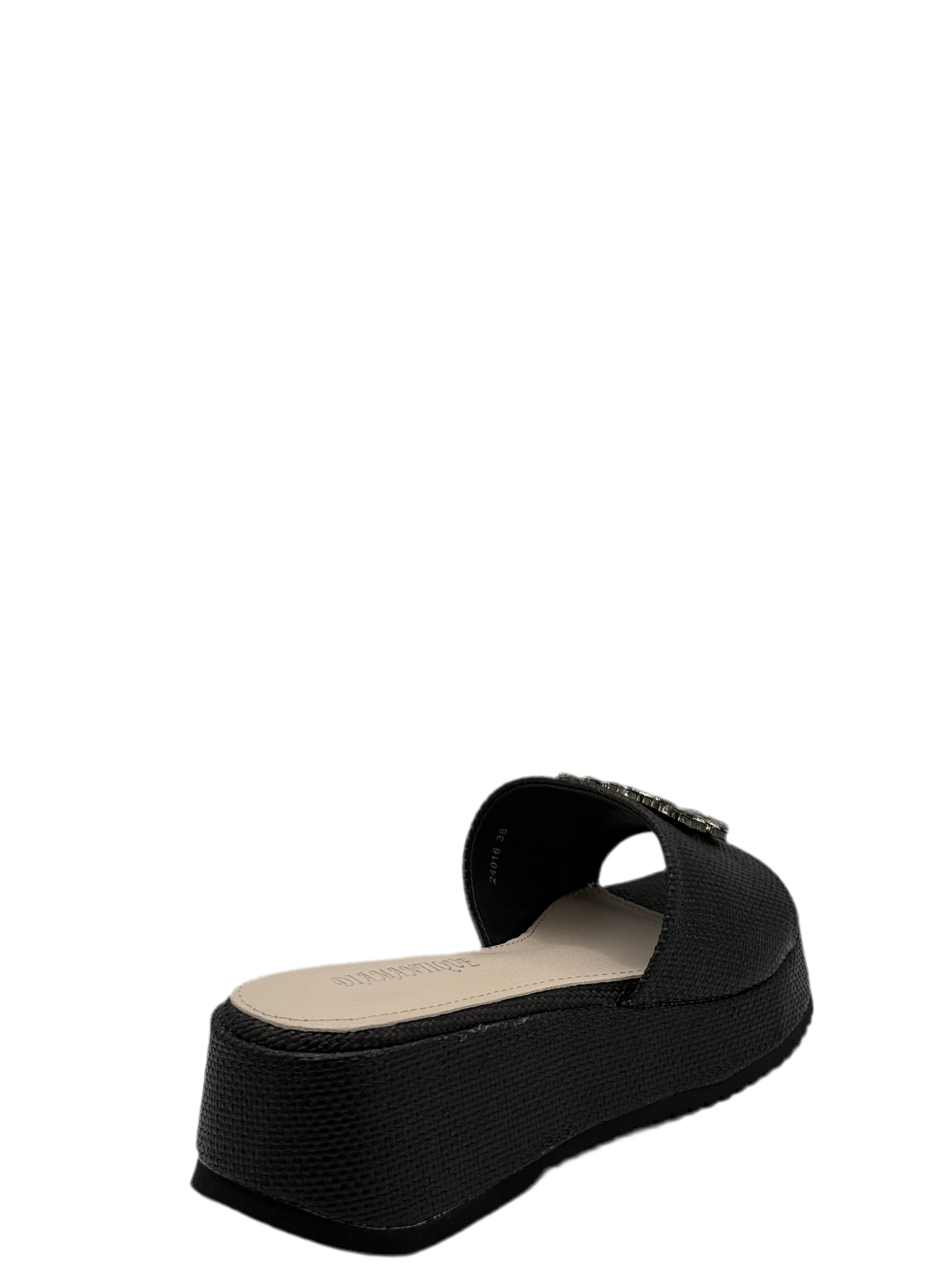 Ambra_sandalo con gioiello