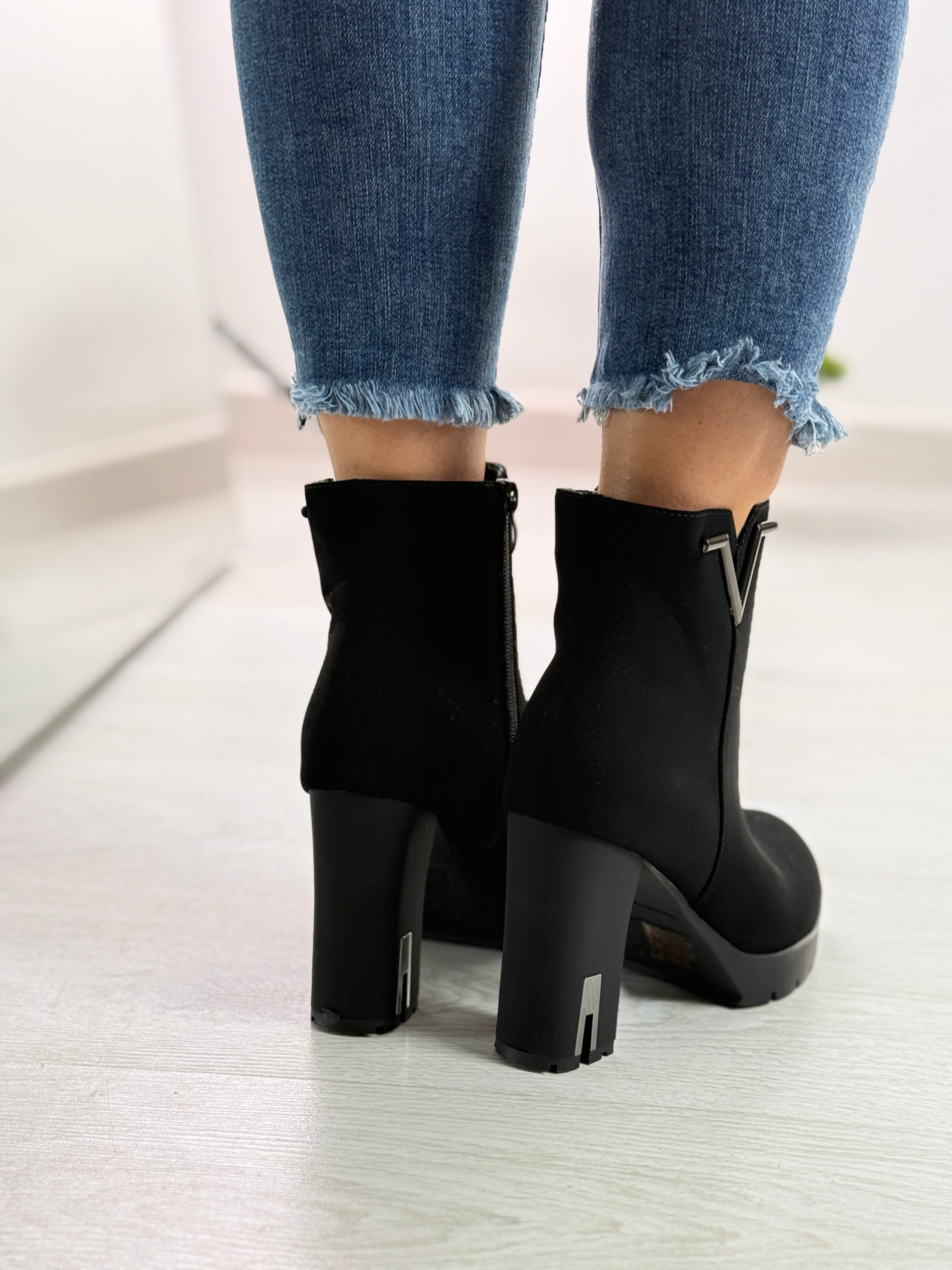 Giselle_tronchetto nero con tacco