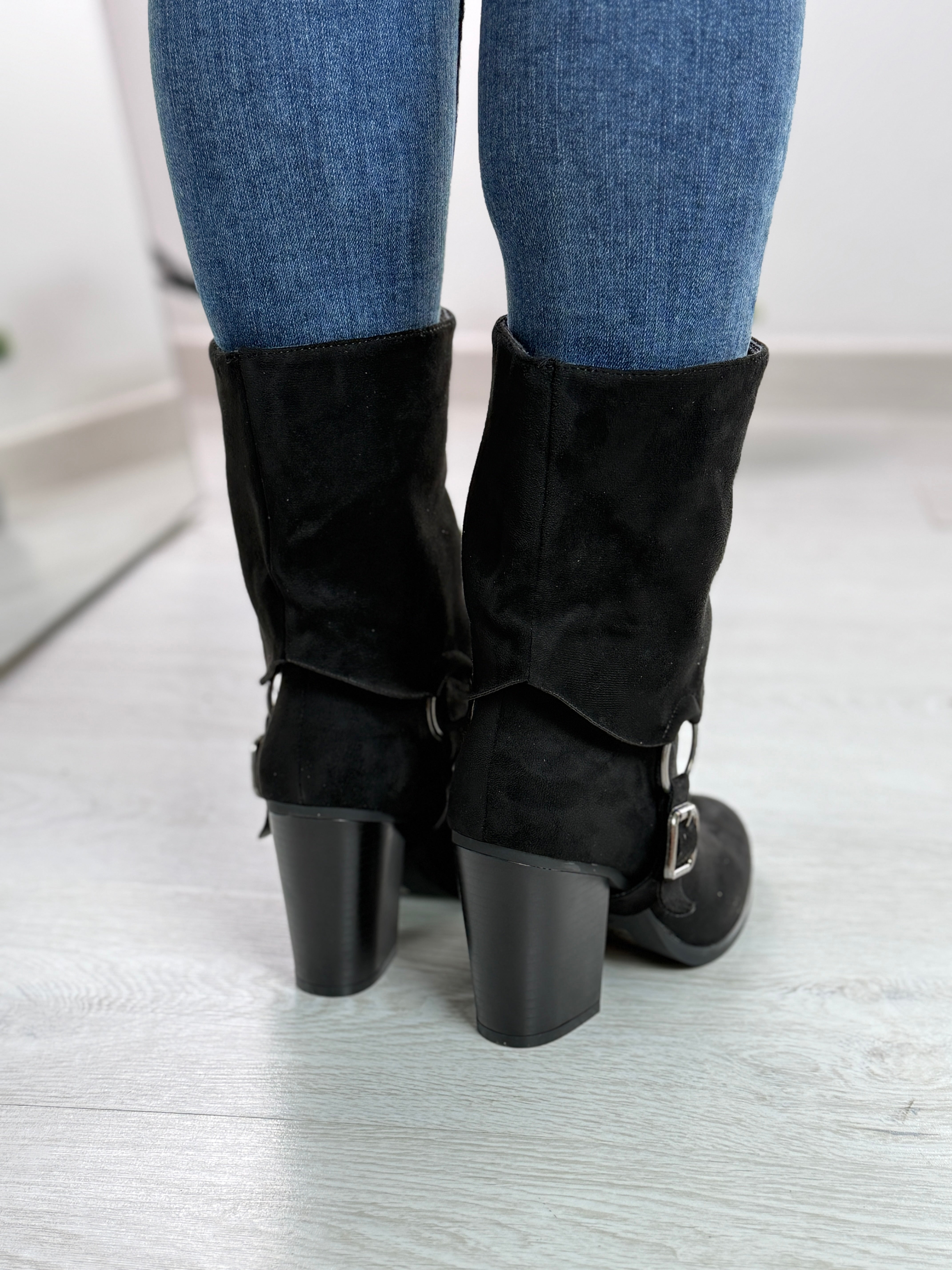 Evelyne_stivaletto nero in camoscio con tacco