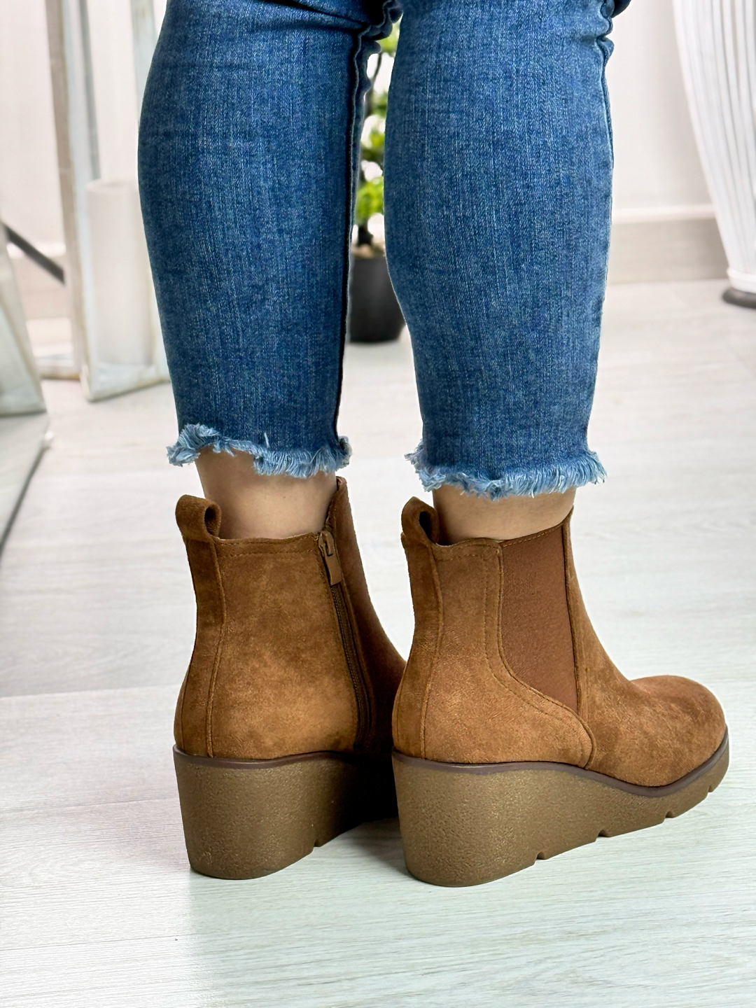 Soledad_stivaletto in camoscio con zeppa color camel