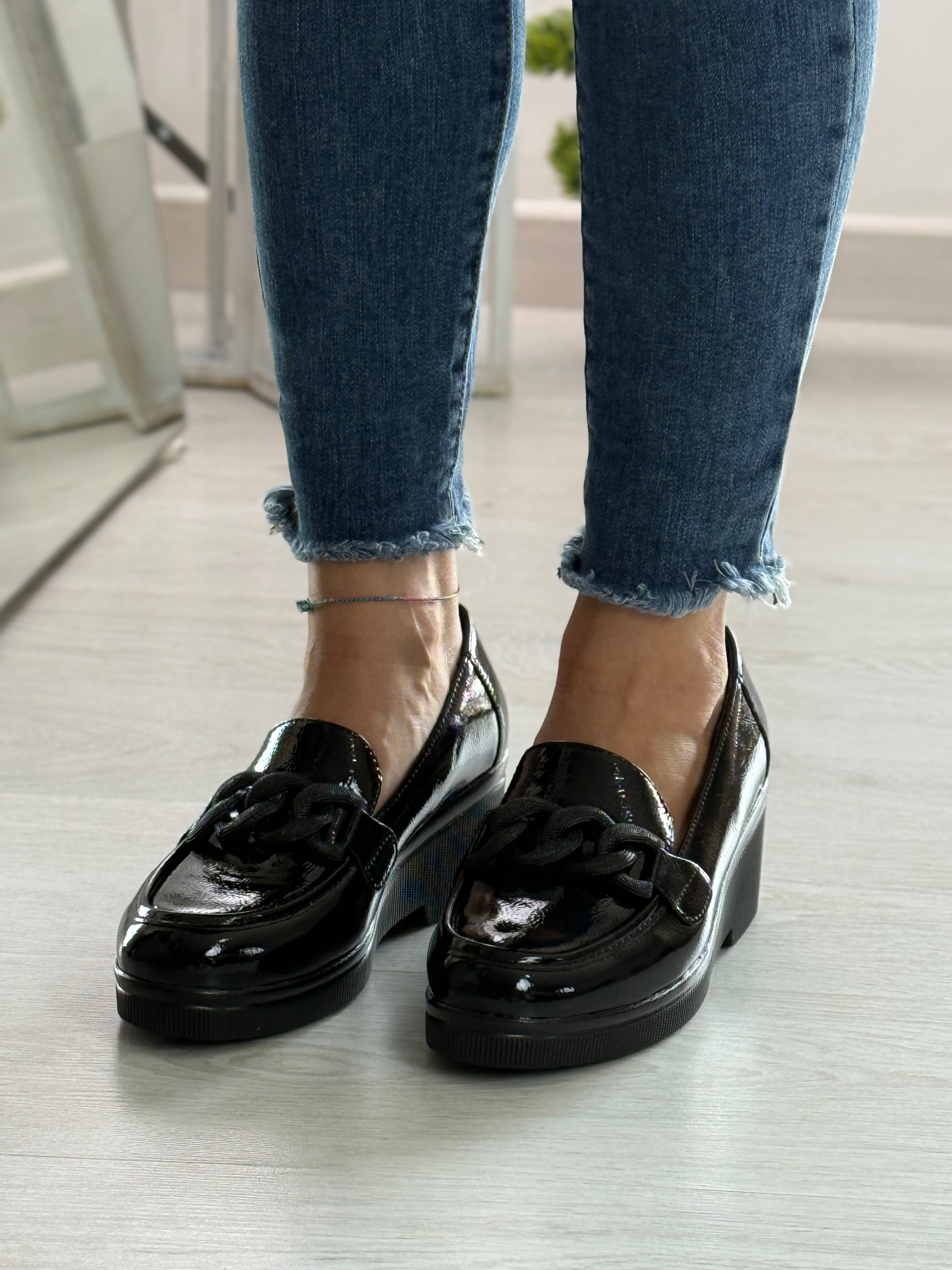 Merilyn_mocassino in vernice con zeppa nero