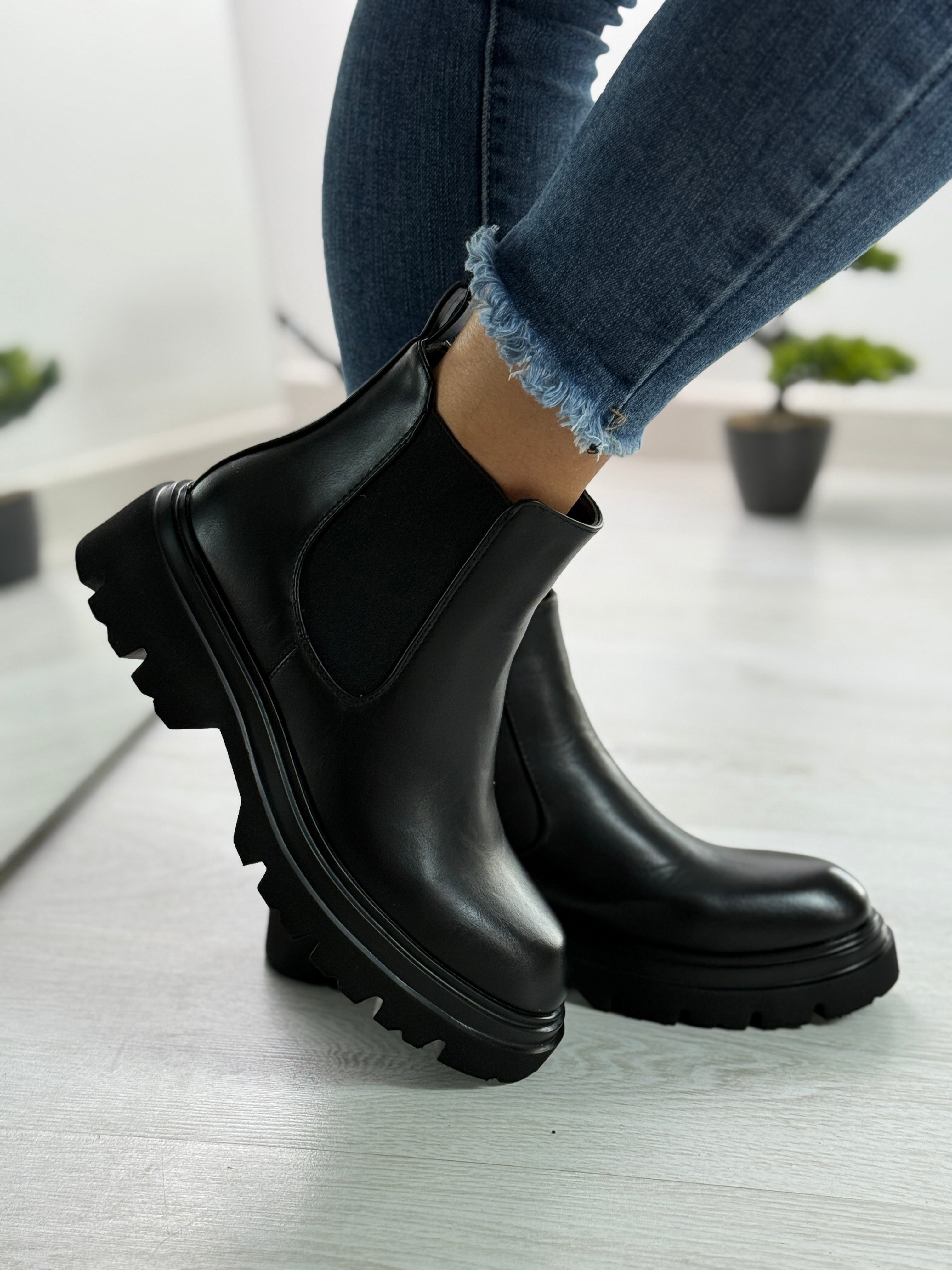 Floriane_stivaletto nero