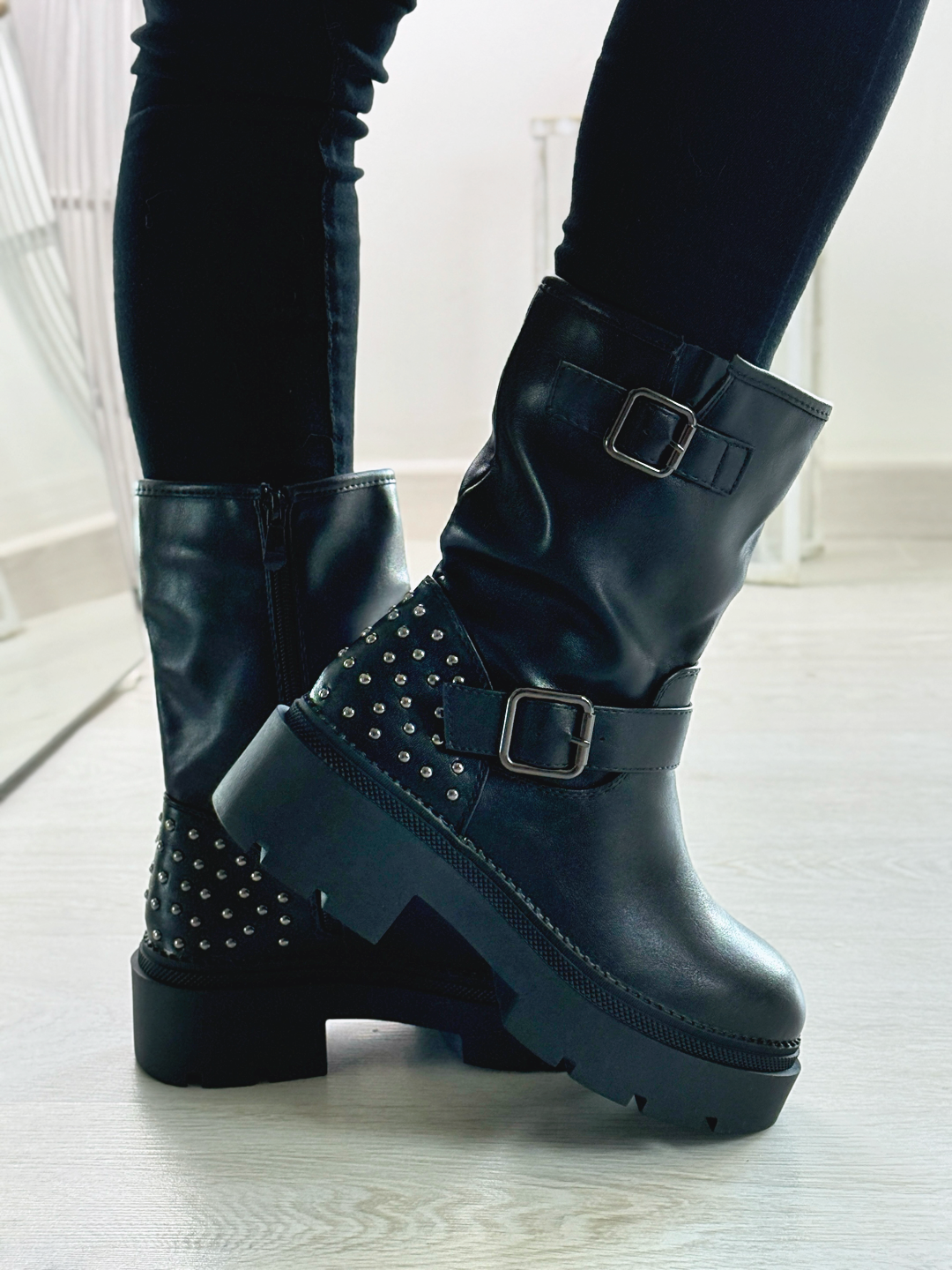 Alìcia_stivaletto nero con borchie