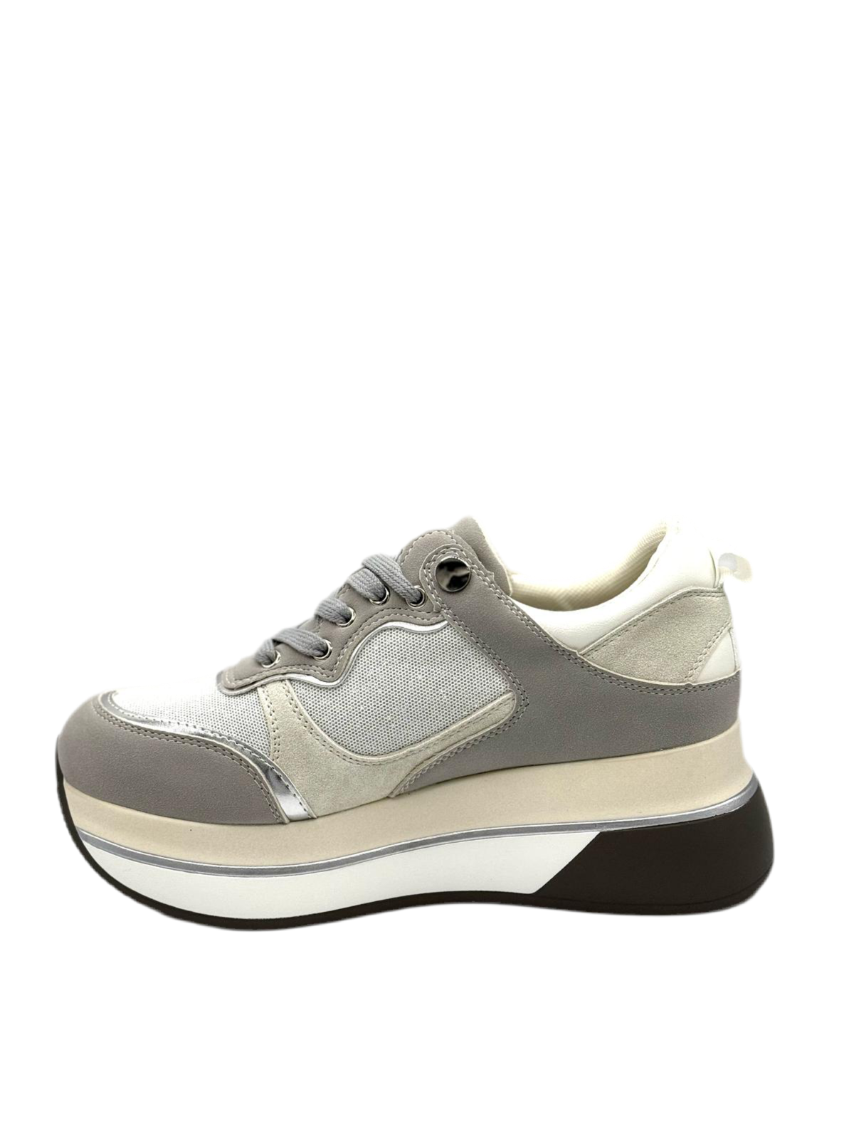 Vanessa_Sneakers grigio con fondo beige