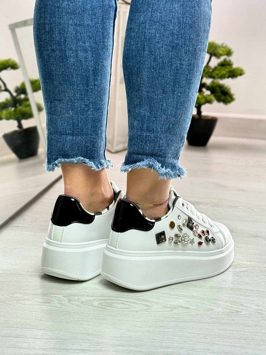 Irina_sneakers bianche e nere con gioielli