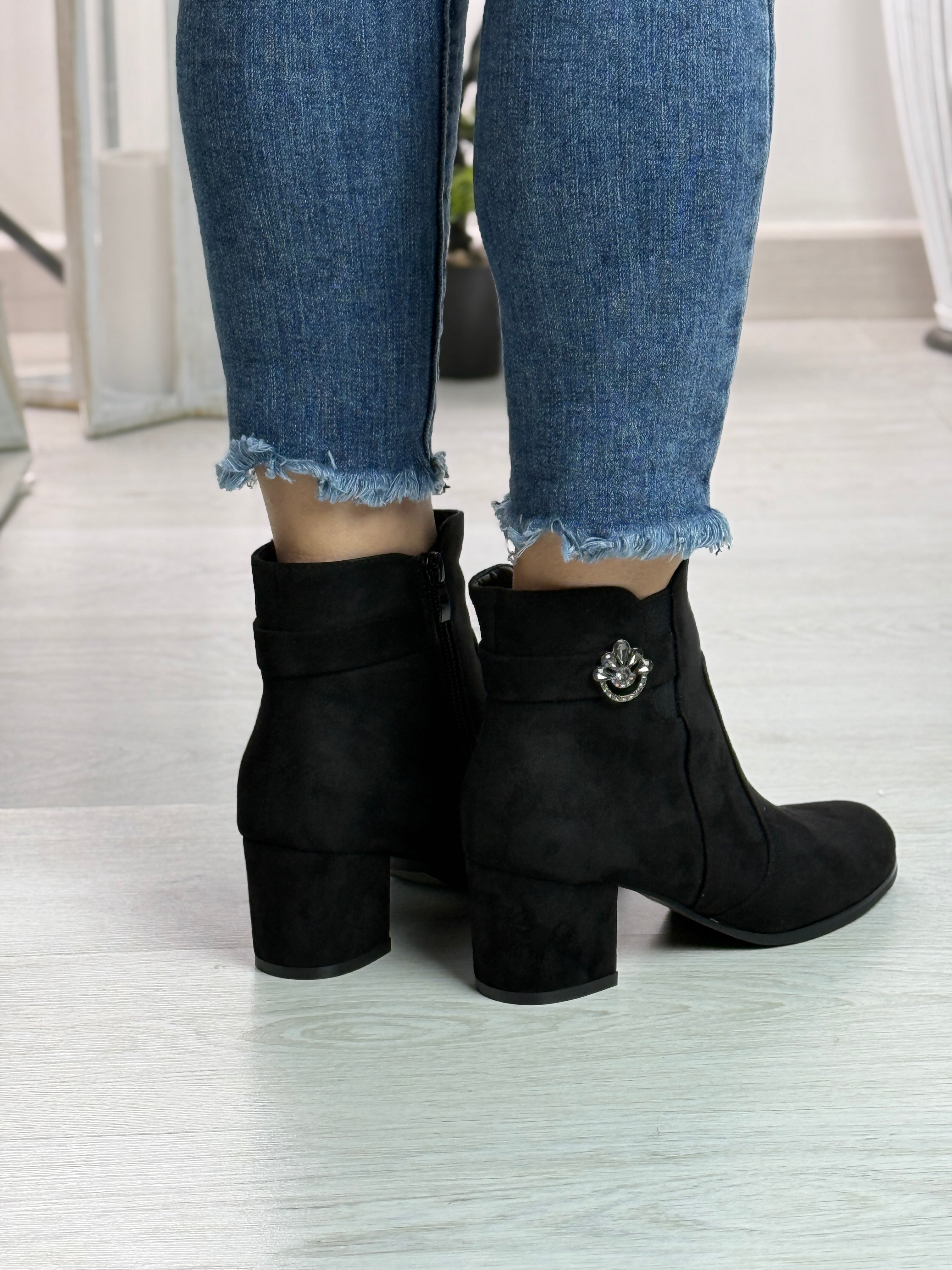 Tamara_stivaletto in camoscio con tacco nero