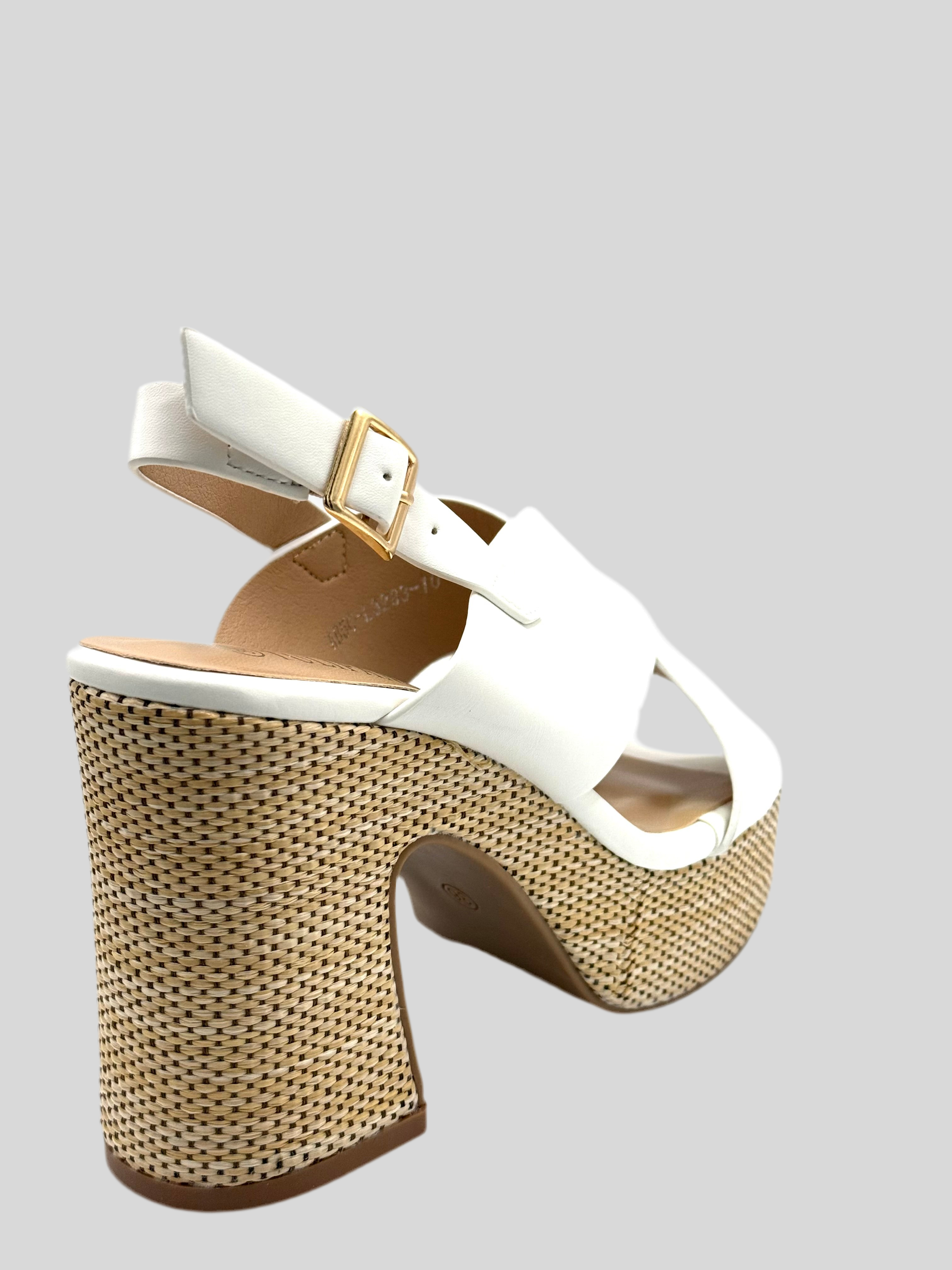 Rihanna_sandalo con tacco