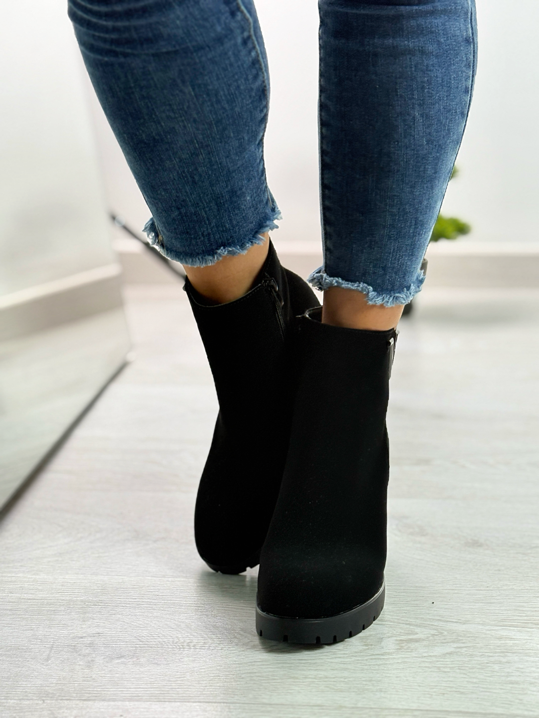 Giselle_tronchetto nero con tacco