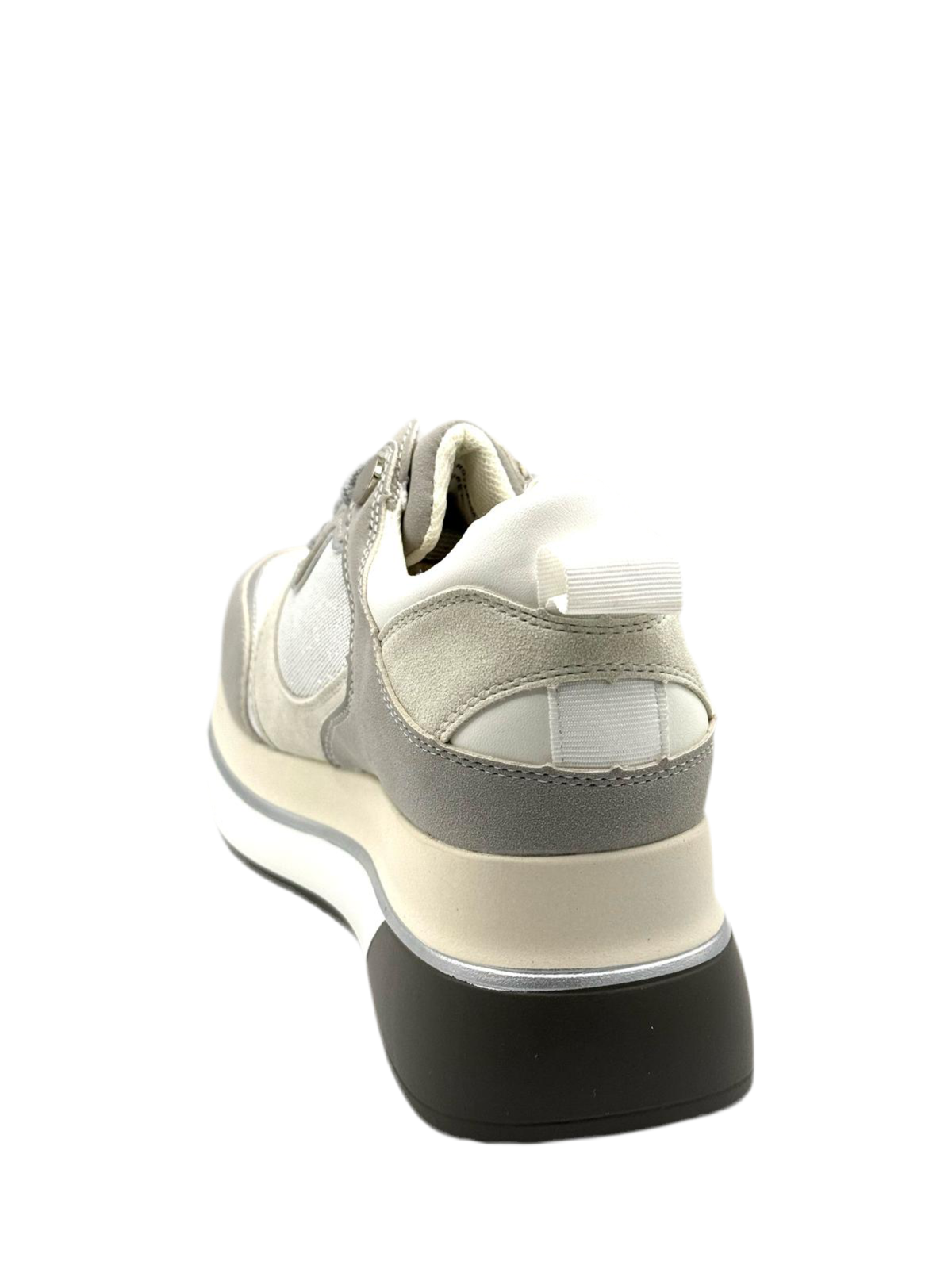Vanessa_Sneakers grigio con fondo beige
