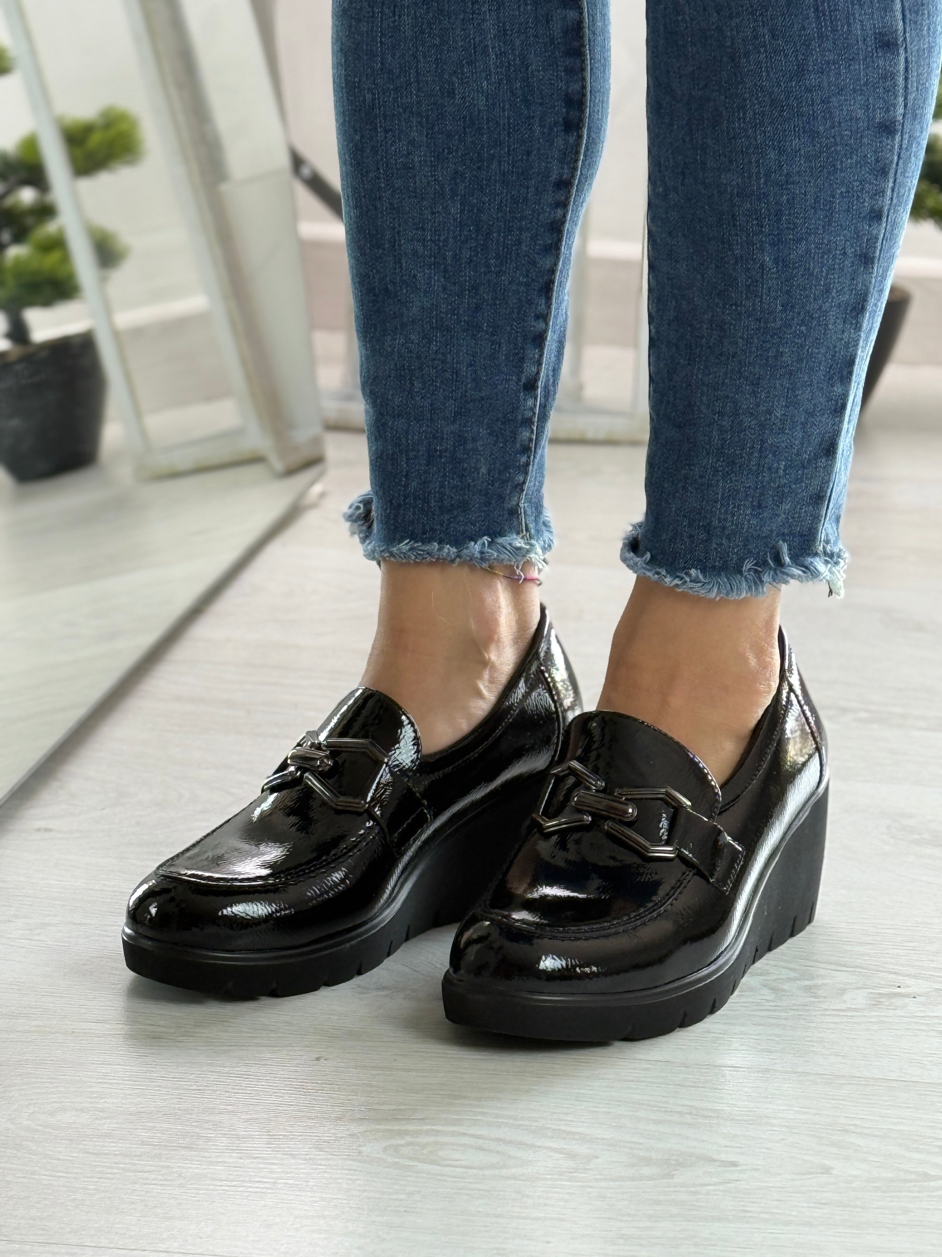 Mara_mocassino in vernice con zeppa nero