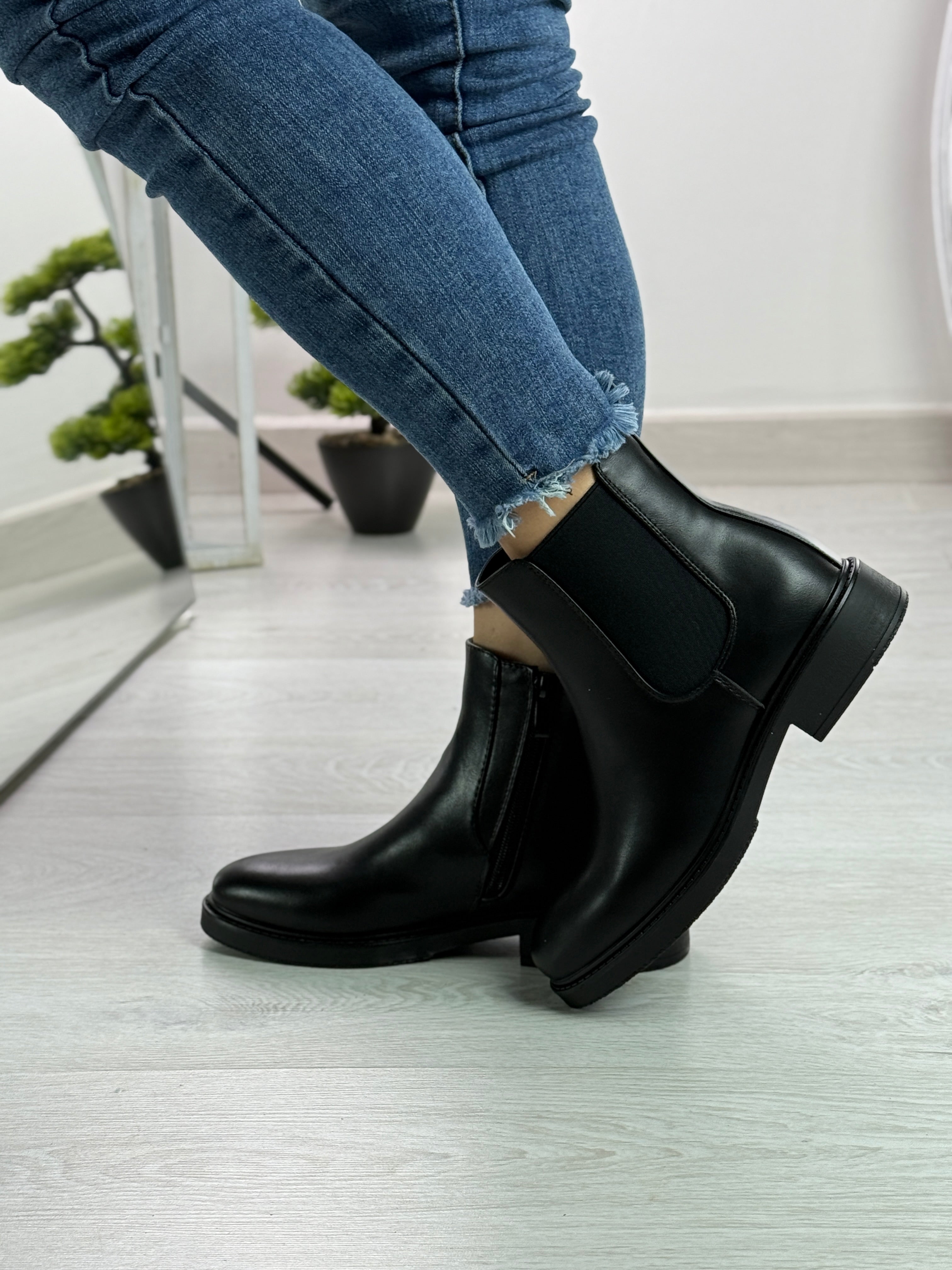 Claudia_stivaletto basso nero