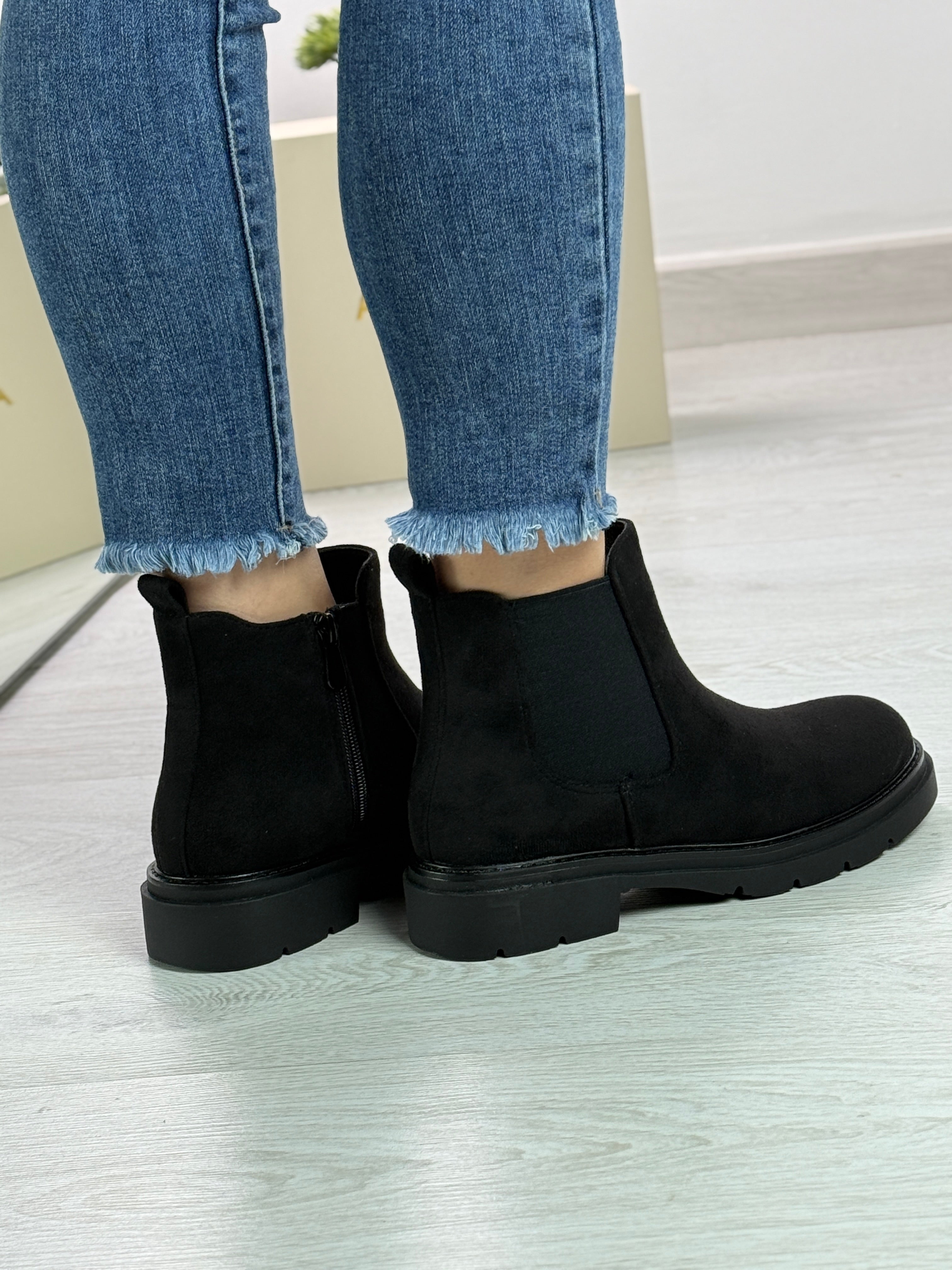 Gloria_stivaletto basso in camoscio nero