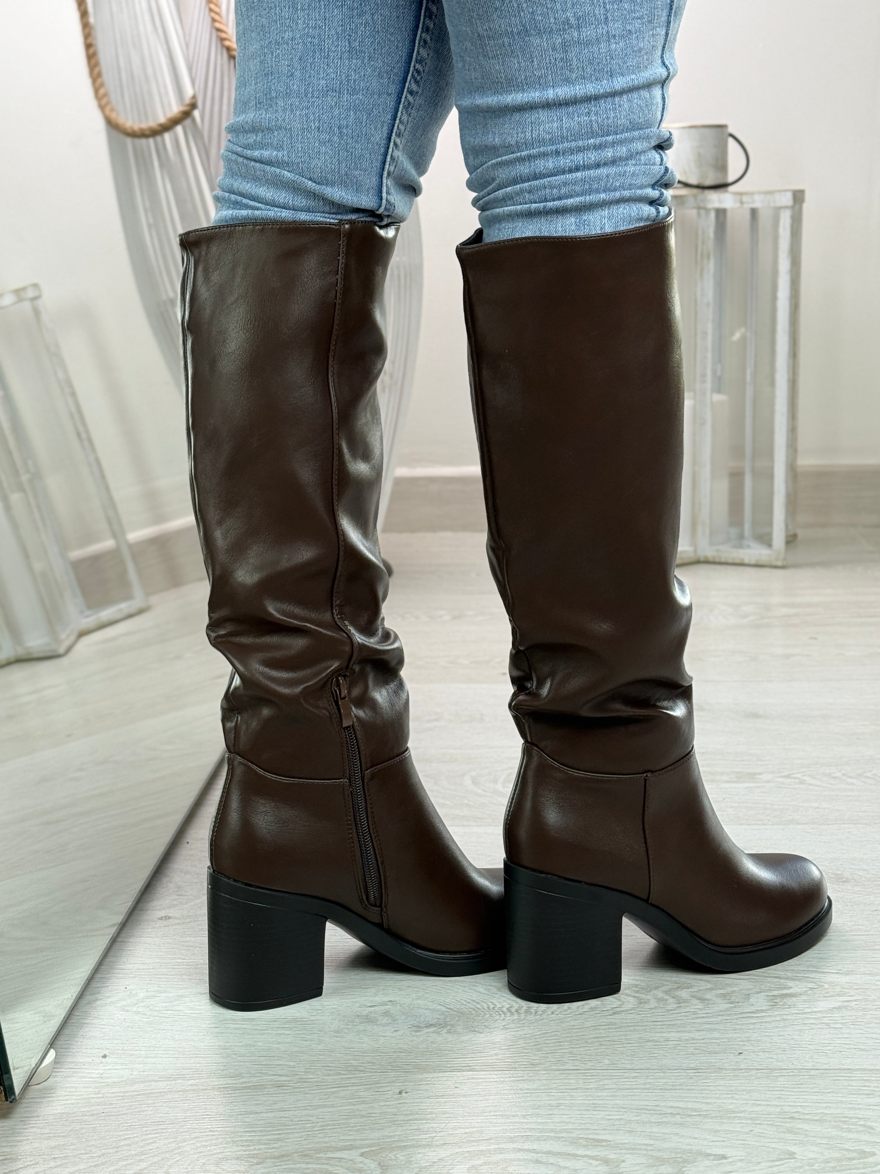 Selene_stivale alto con tacco marrone