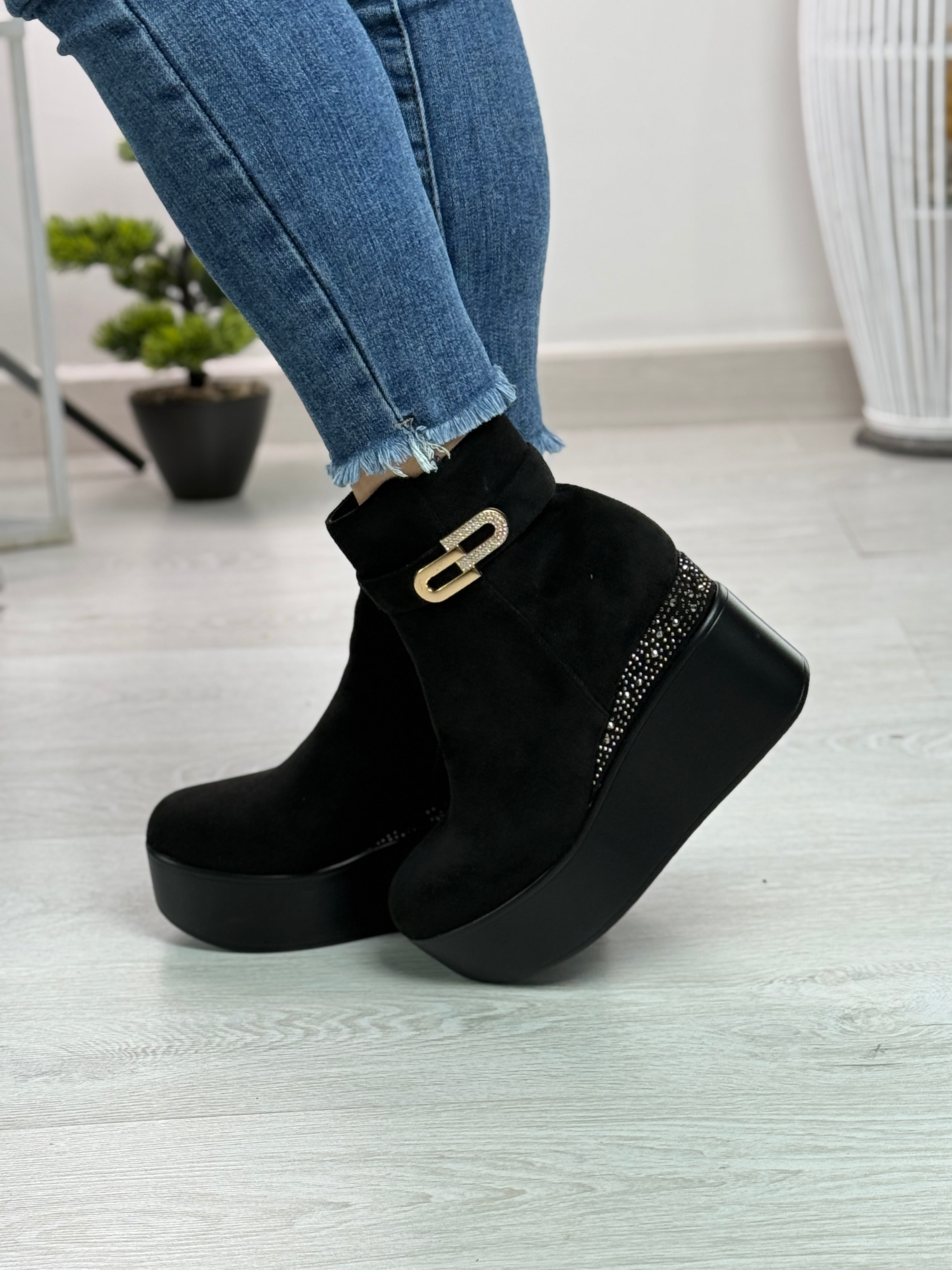 Ellen_stivaletto in camoscio con zeppa nero