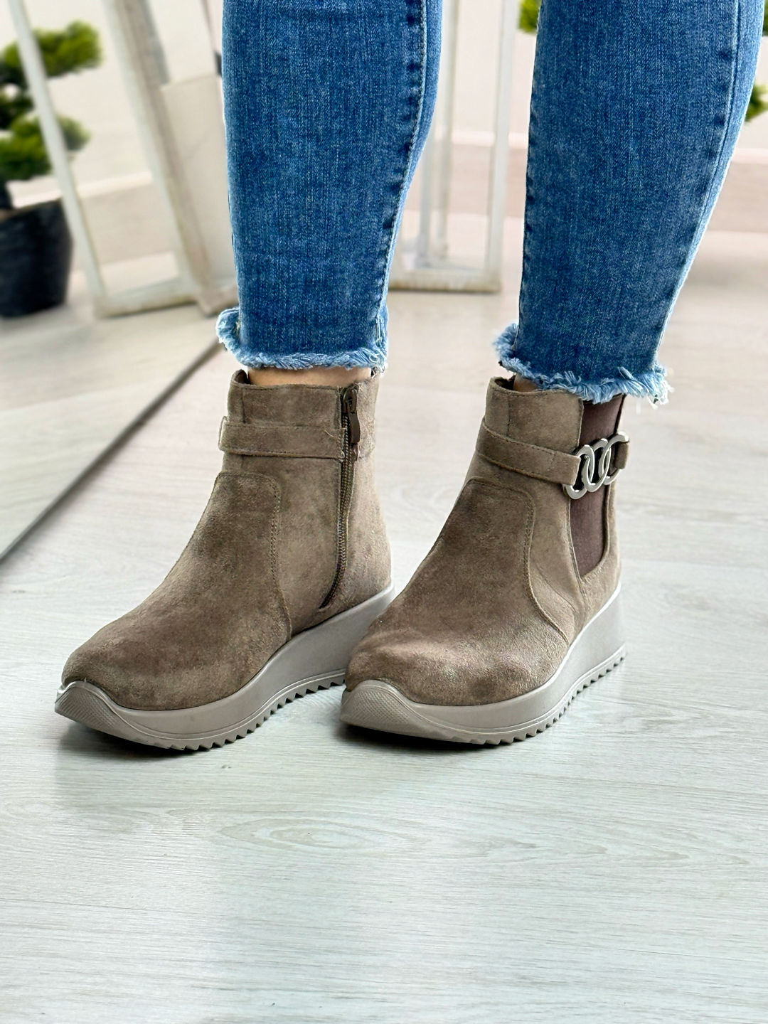 Irene_stivaletto in camoscio con zeppa color khaki