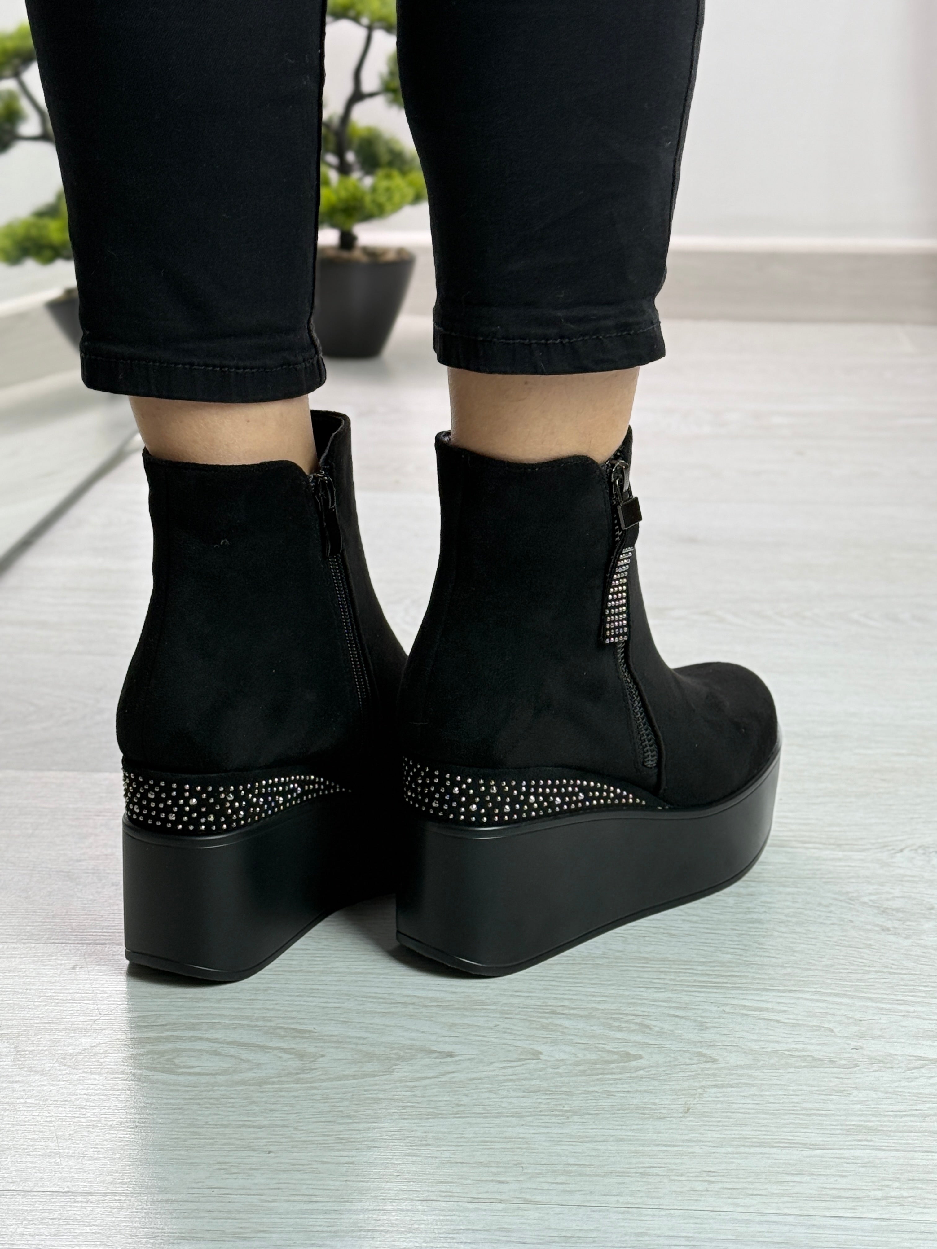 Ludovica_stivaletto in camoscio con zeppa e strass nero