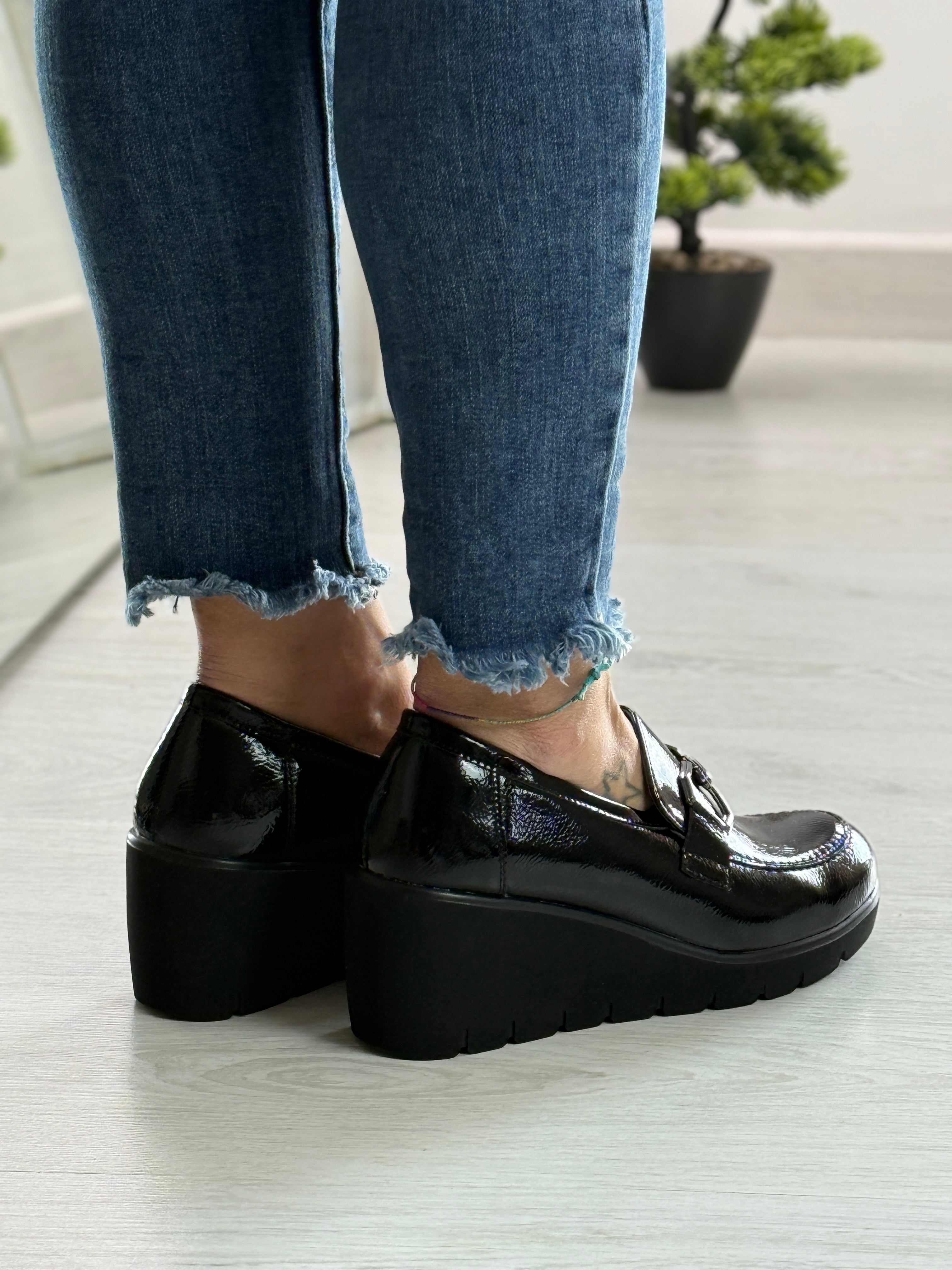 Mara_mocassino in vernice con zeppa nero
