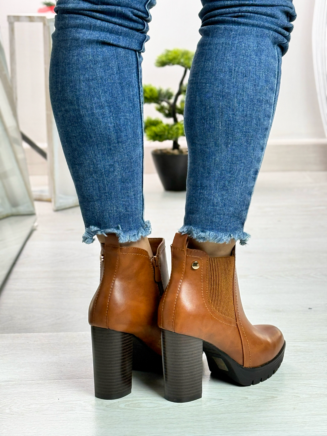 Carola_tronchetto con tacco color camel