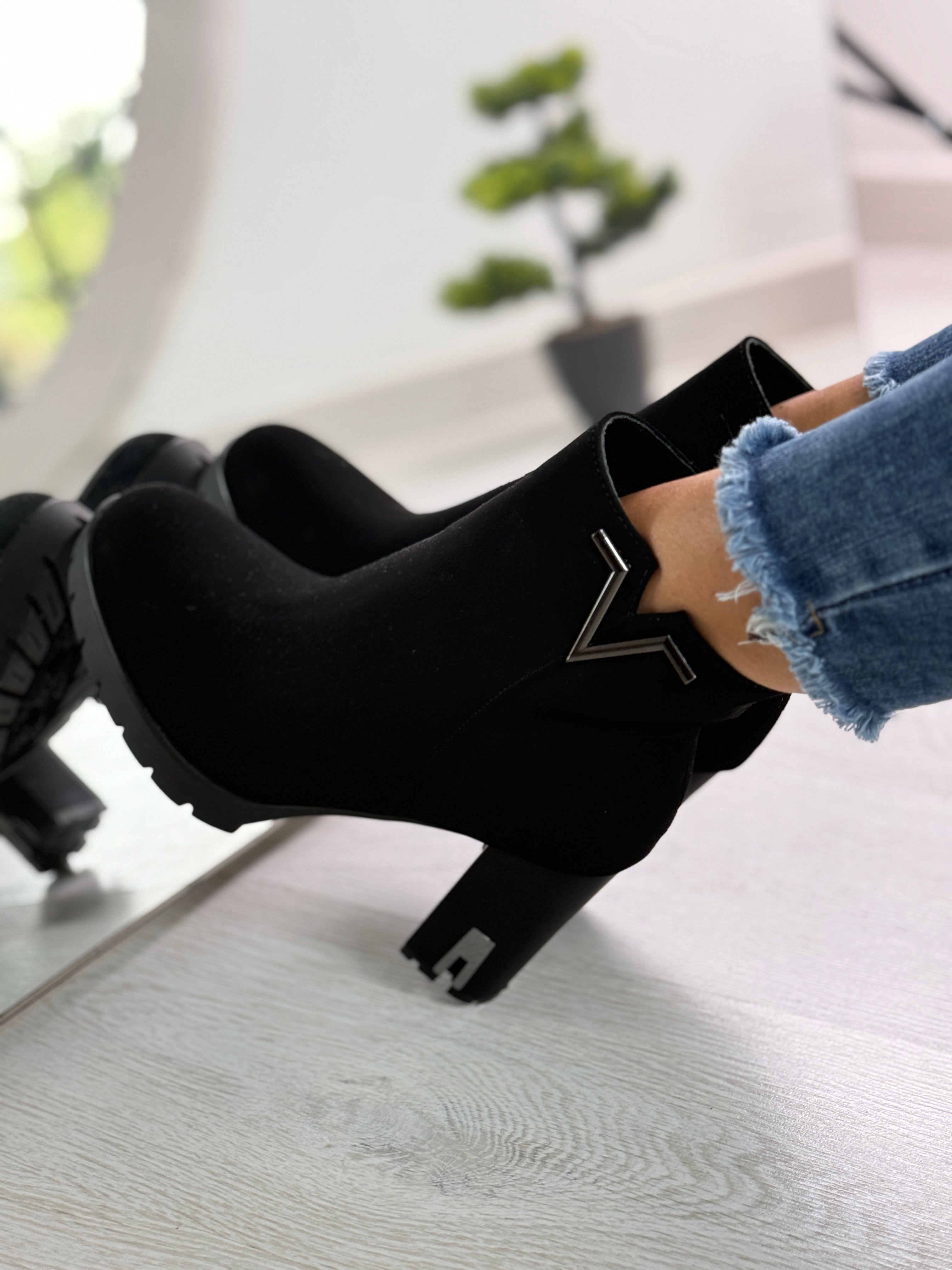 Giselle_tronchetto nero con tacco