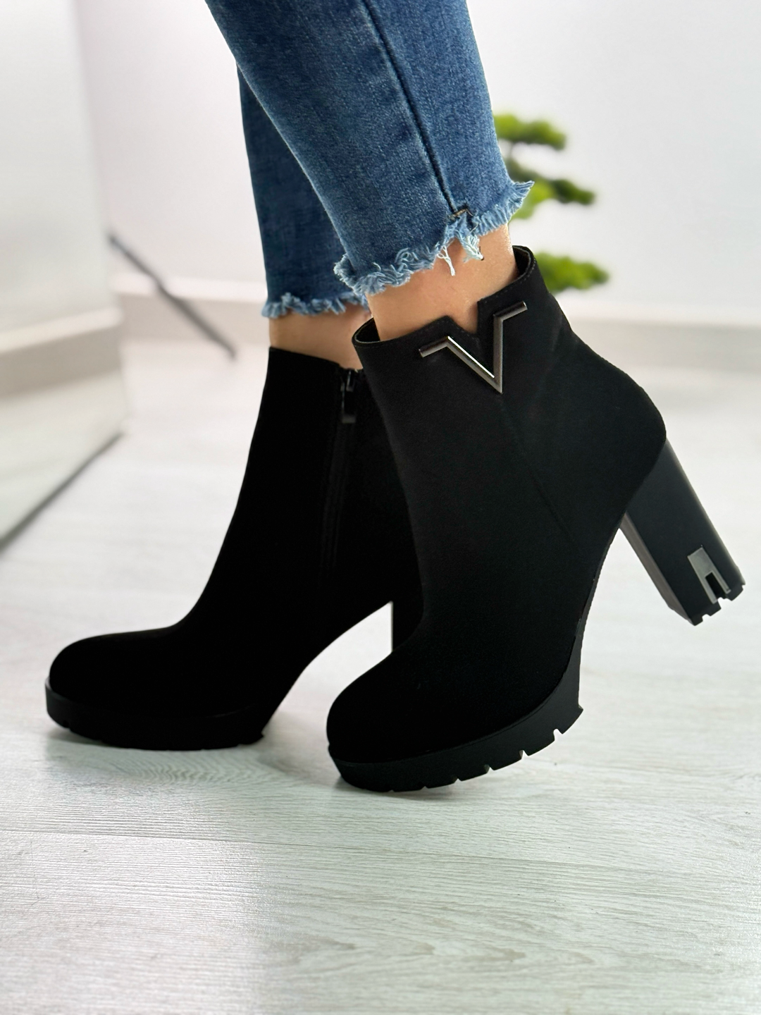 Giselle_tronchetto nero con tacco