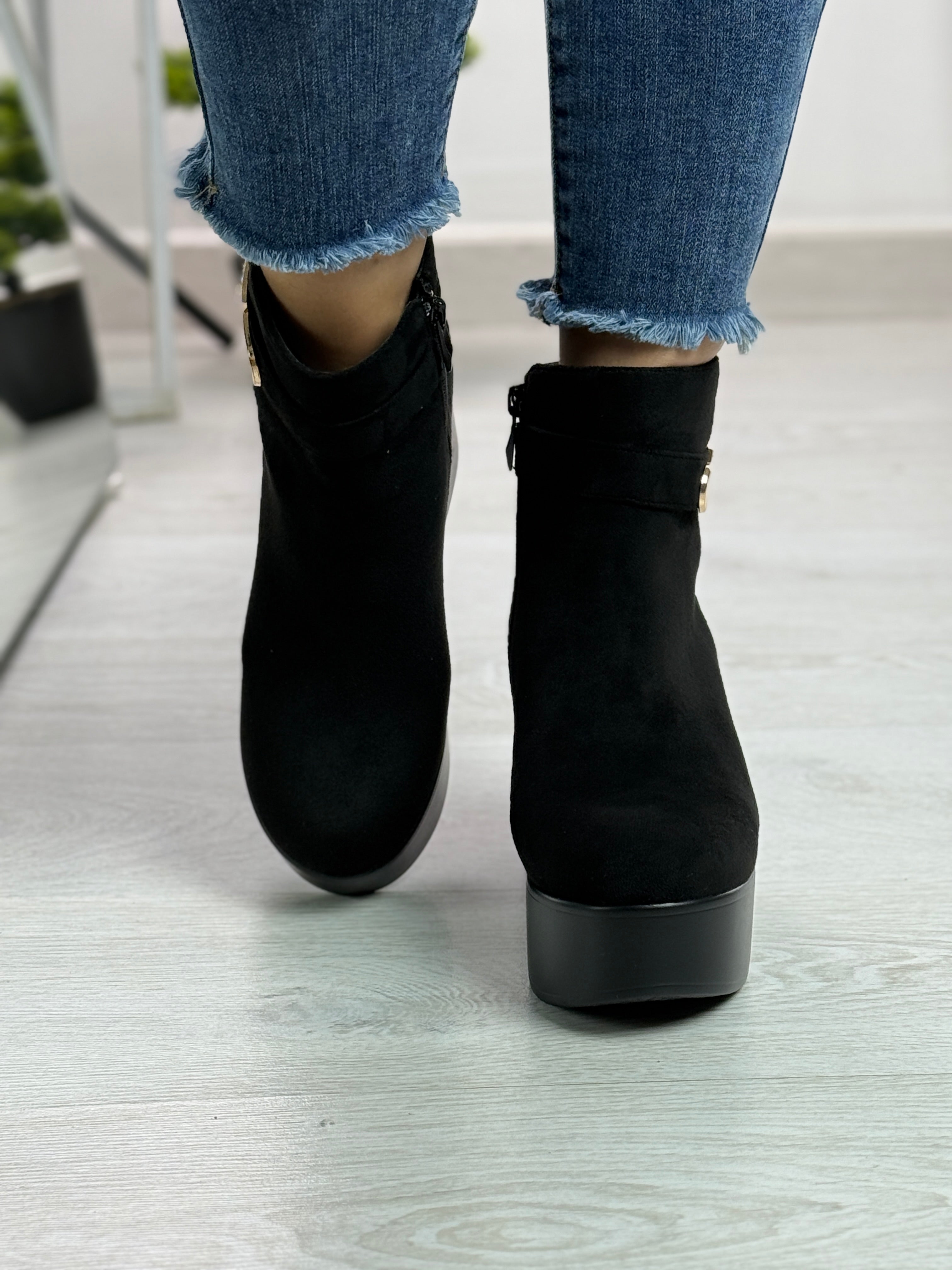 Ellen_stivaletto in camoscio con zeppa nero