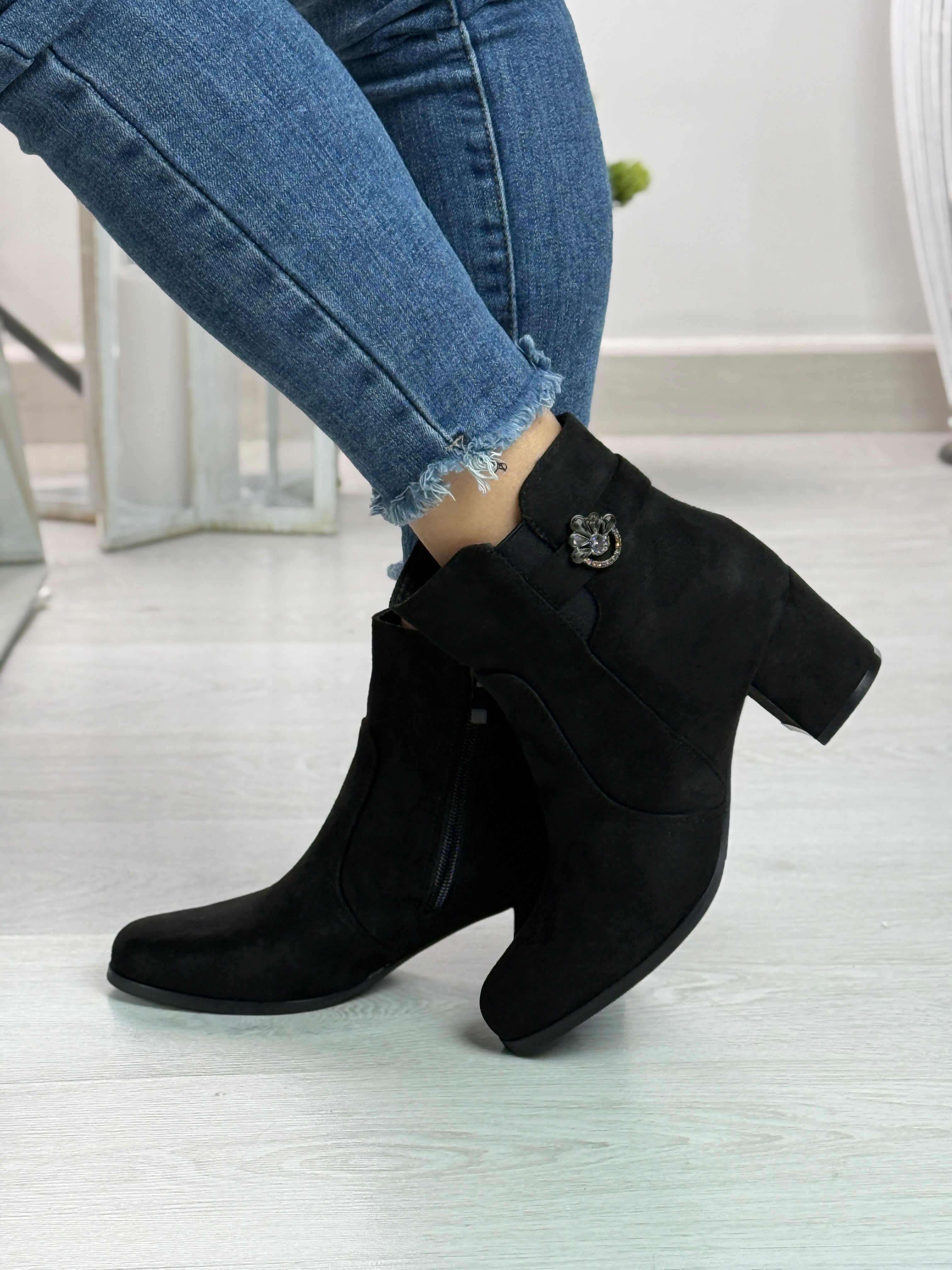 Tamara_stivaletto in camoscio con tacco nero