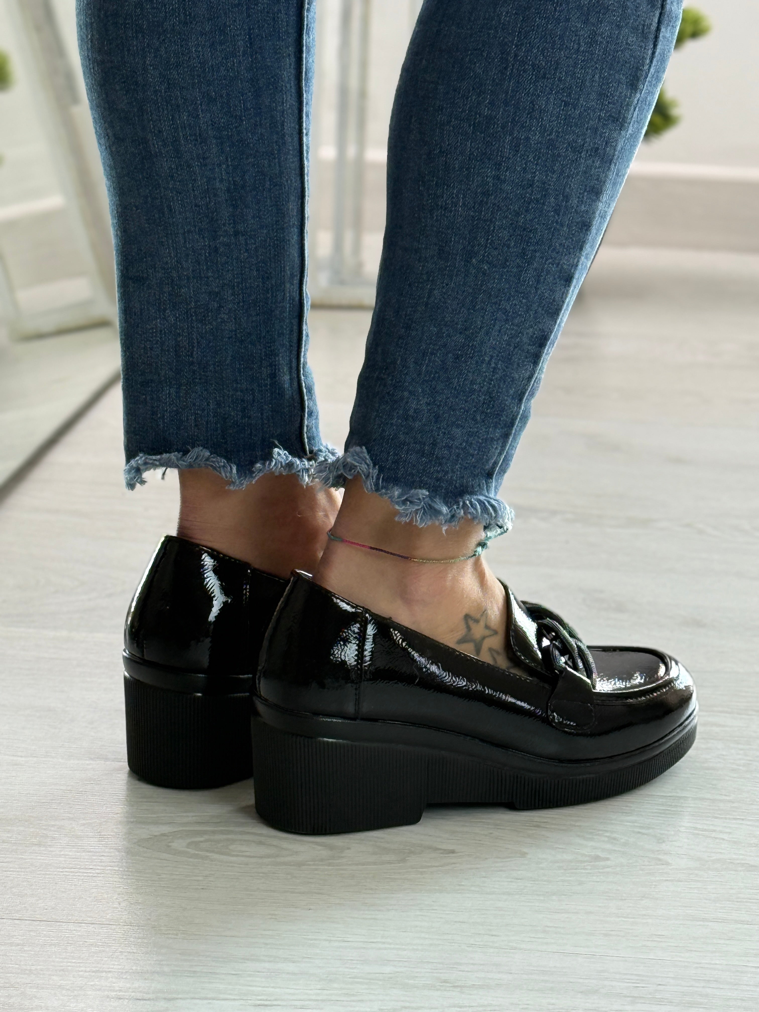 Merilyn_mocassino in vernice con zeppa nero