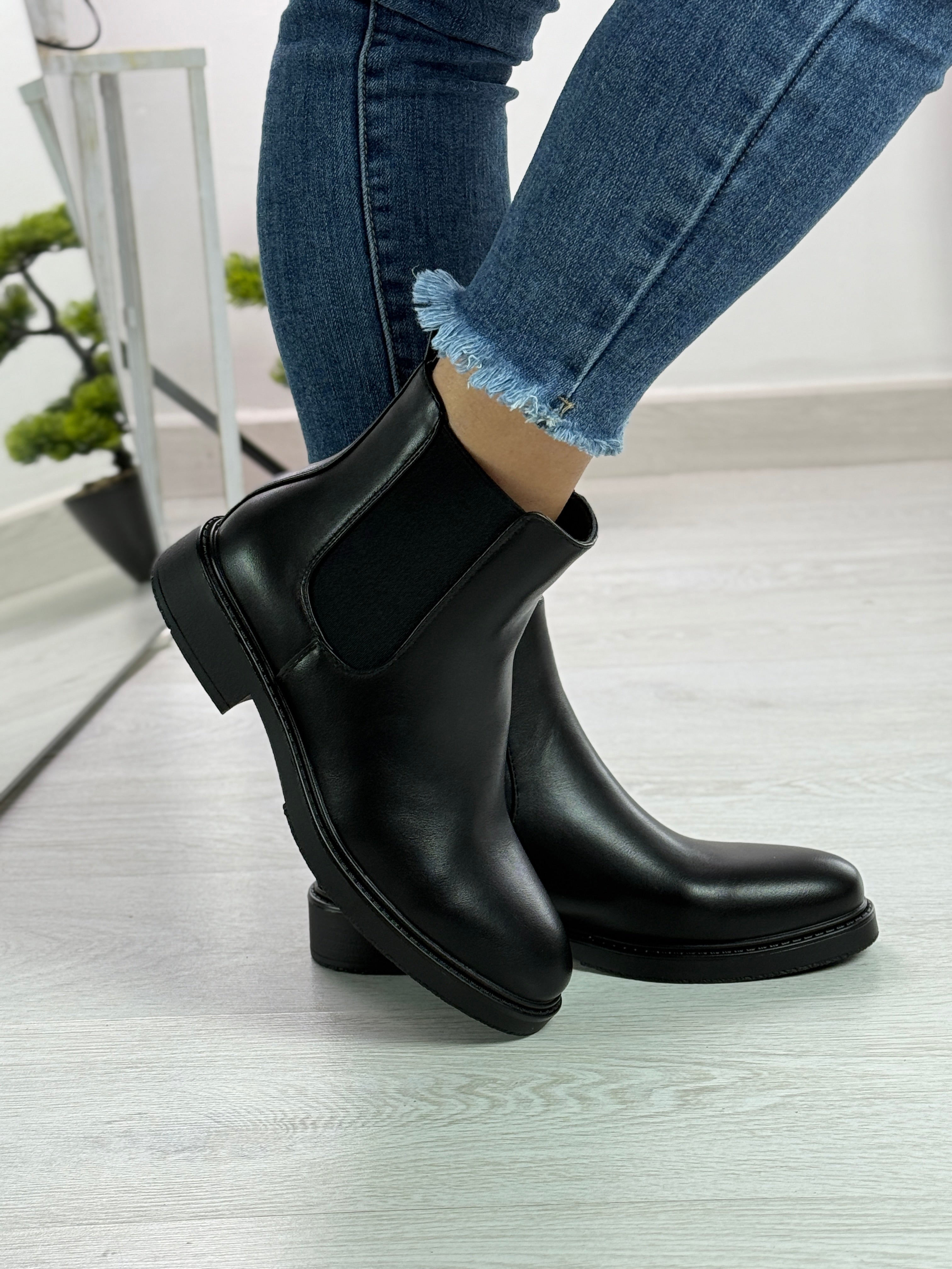 Claudia_stivaletto basso nero