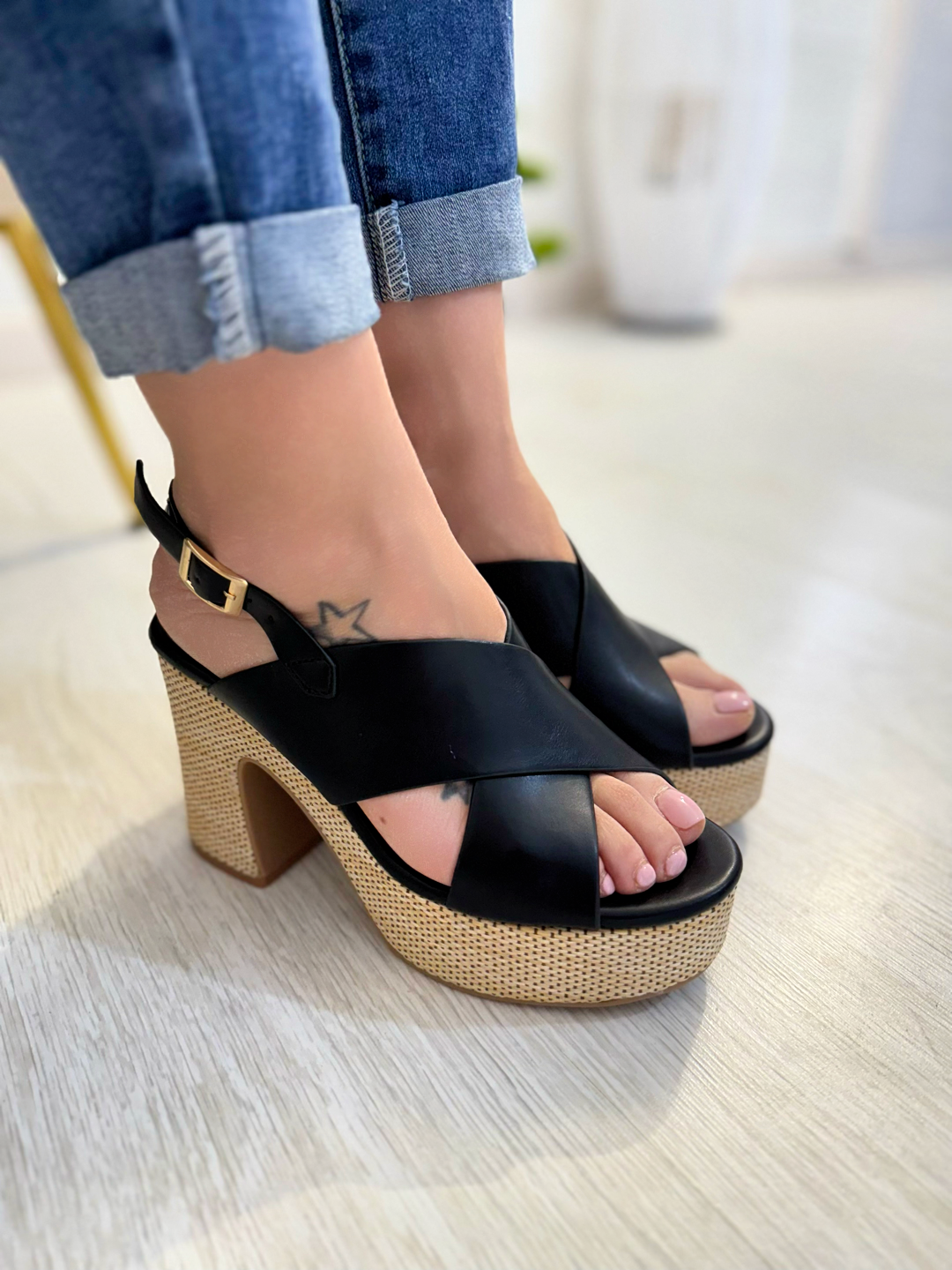 Rihanna_sandalo con tacco