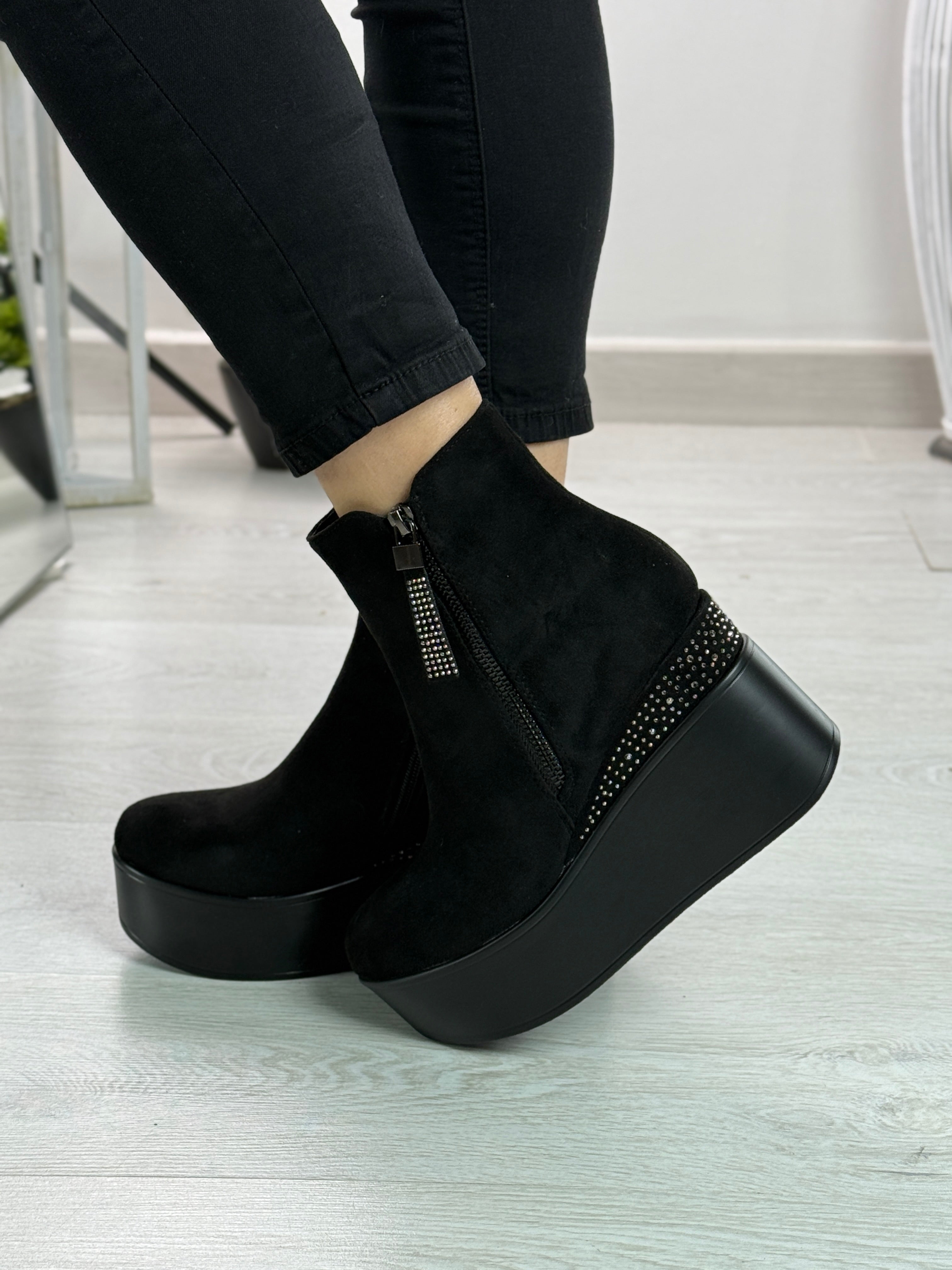 Ludovica_stivaletto in camoscio con zeppa e strass nero