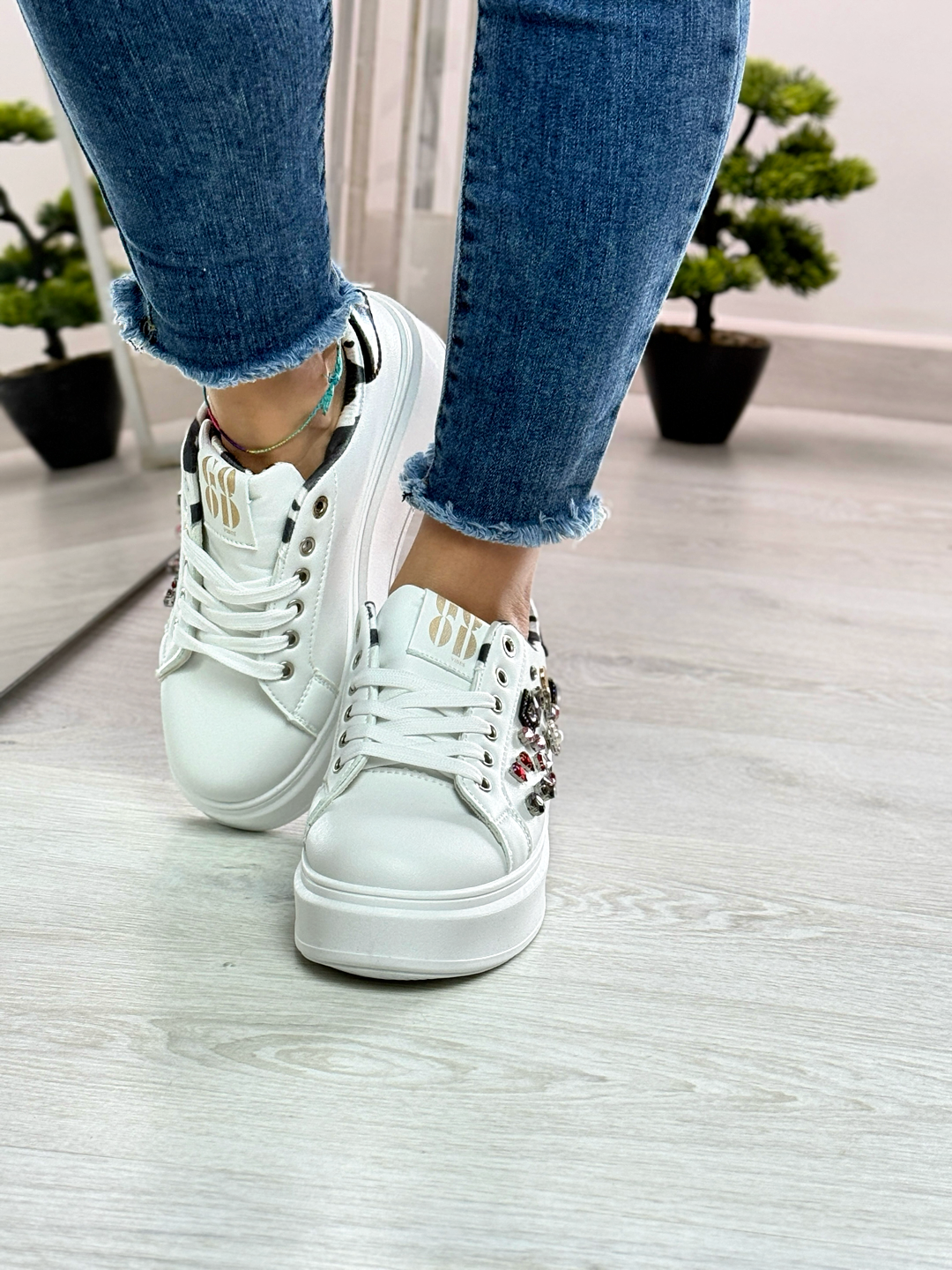 Irina_sneakers bianche e nere con gioielli