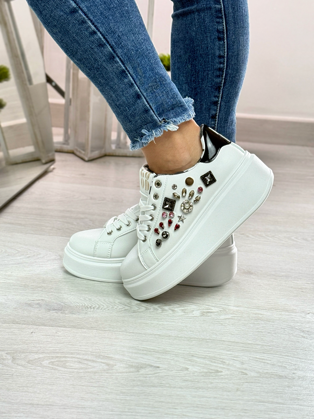 Irina_sneakers bianche e nere con gioielli