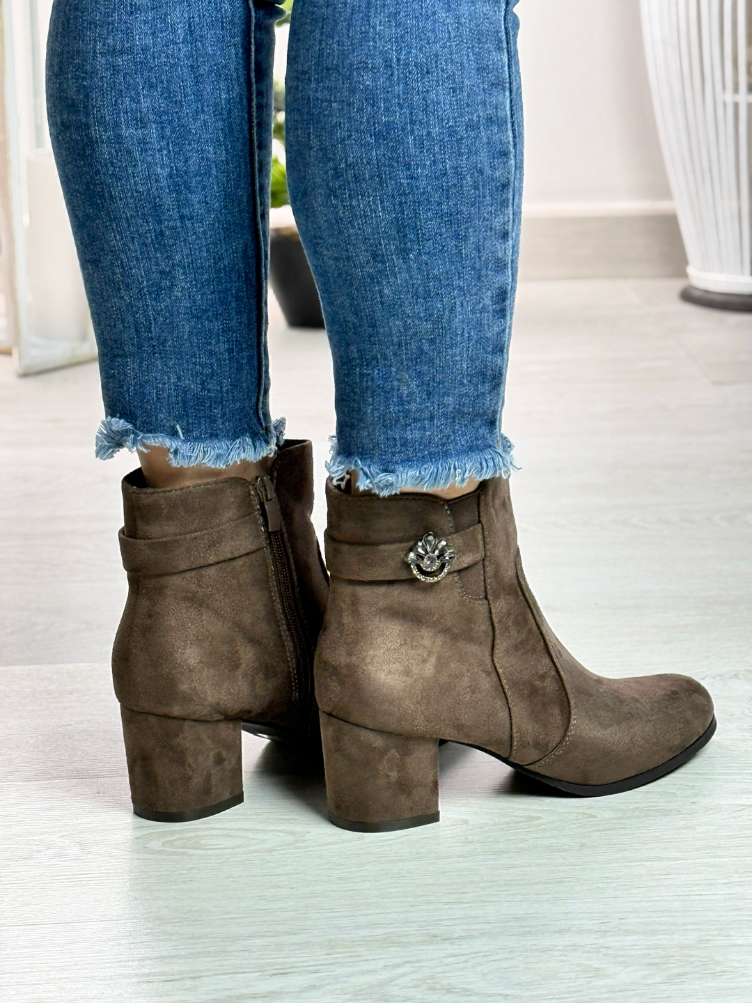 Tamara_stivaletto in camoscio con tacco color khaki