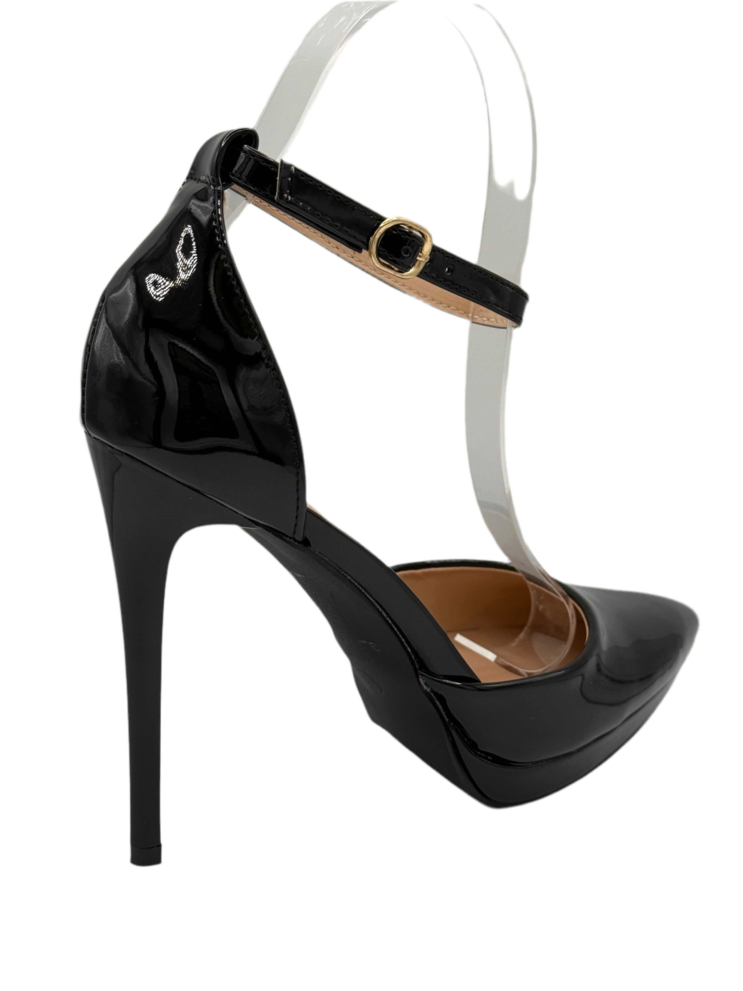 Sara_Decollete' nero di vernice