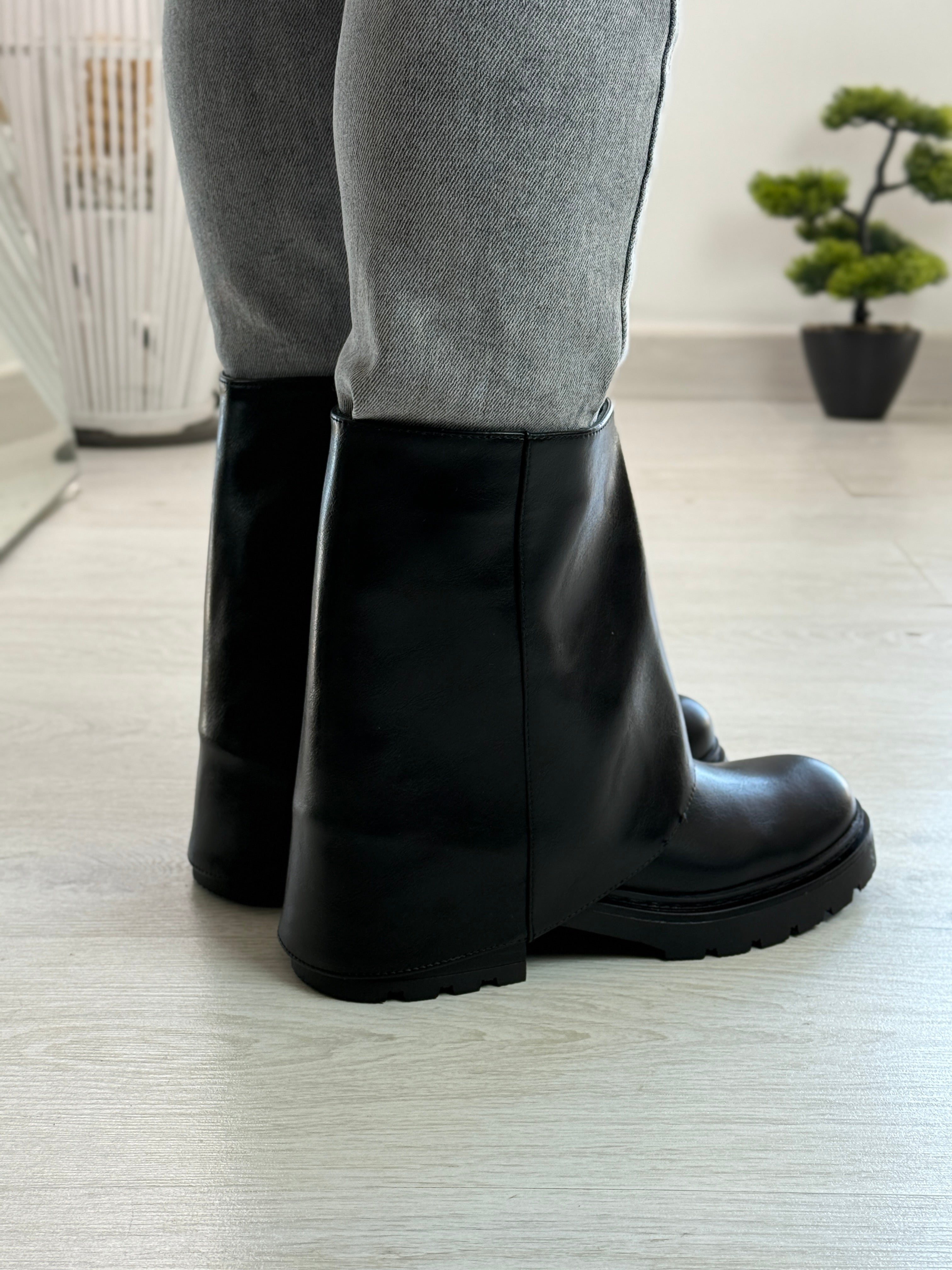 Ximena_stivale nero con risvolto