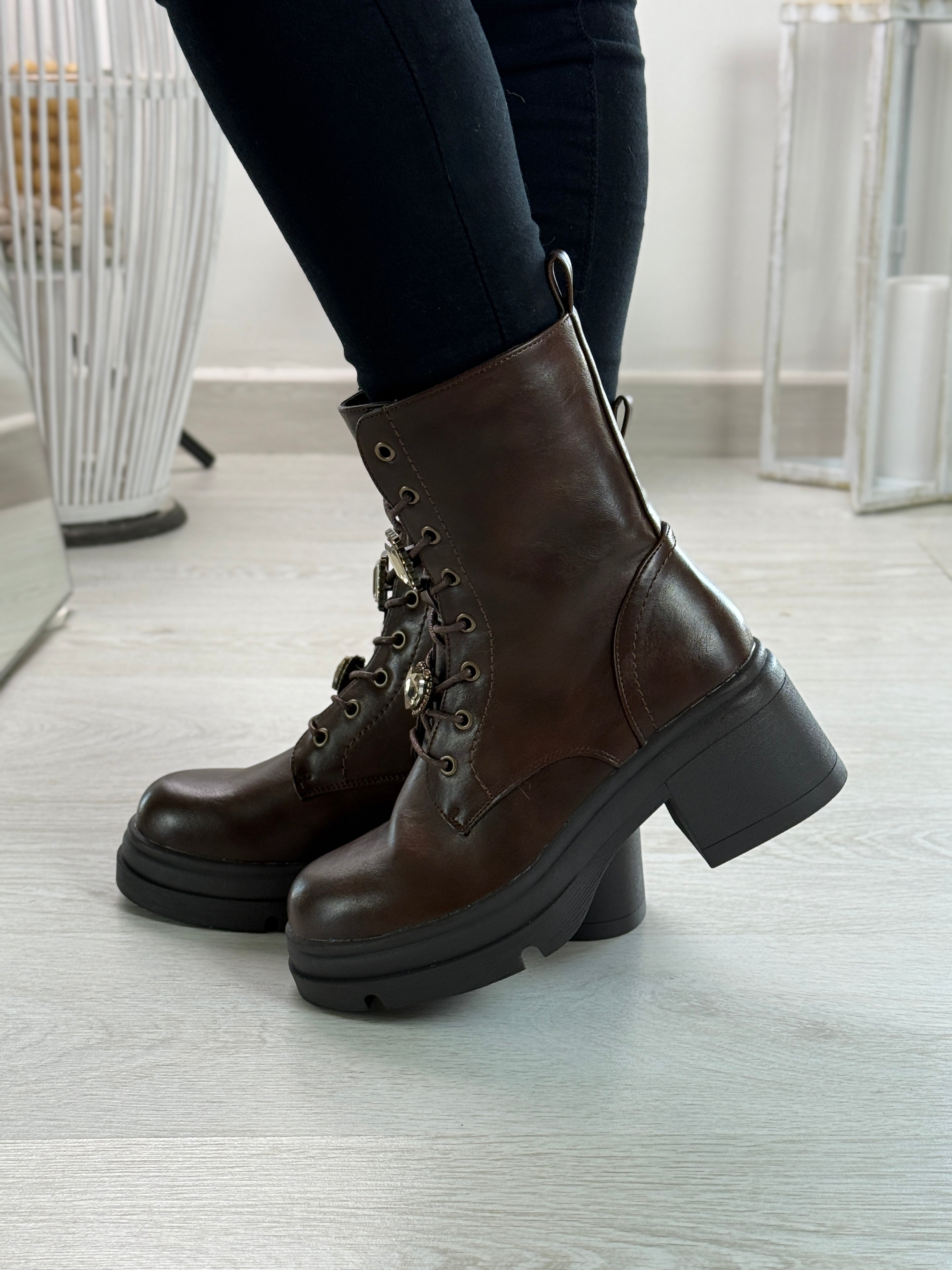 Lucìa_anfibio marrone con tacco