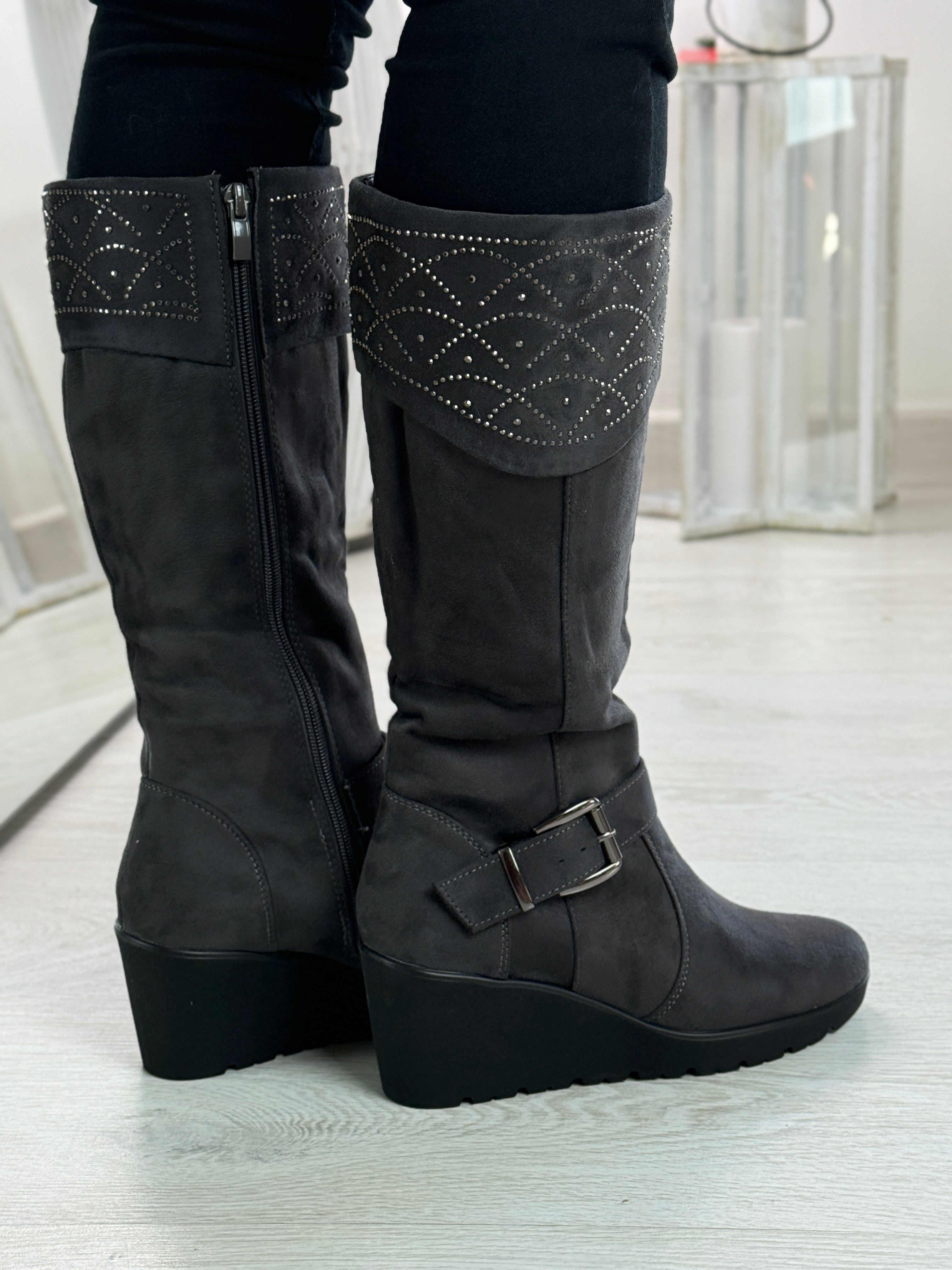 Hilda_stivale grigio in camoscio con zeppa