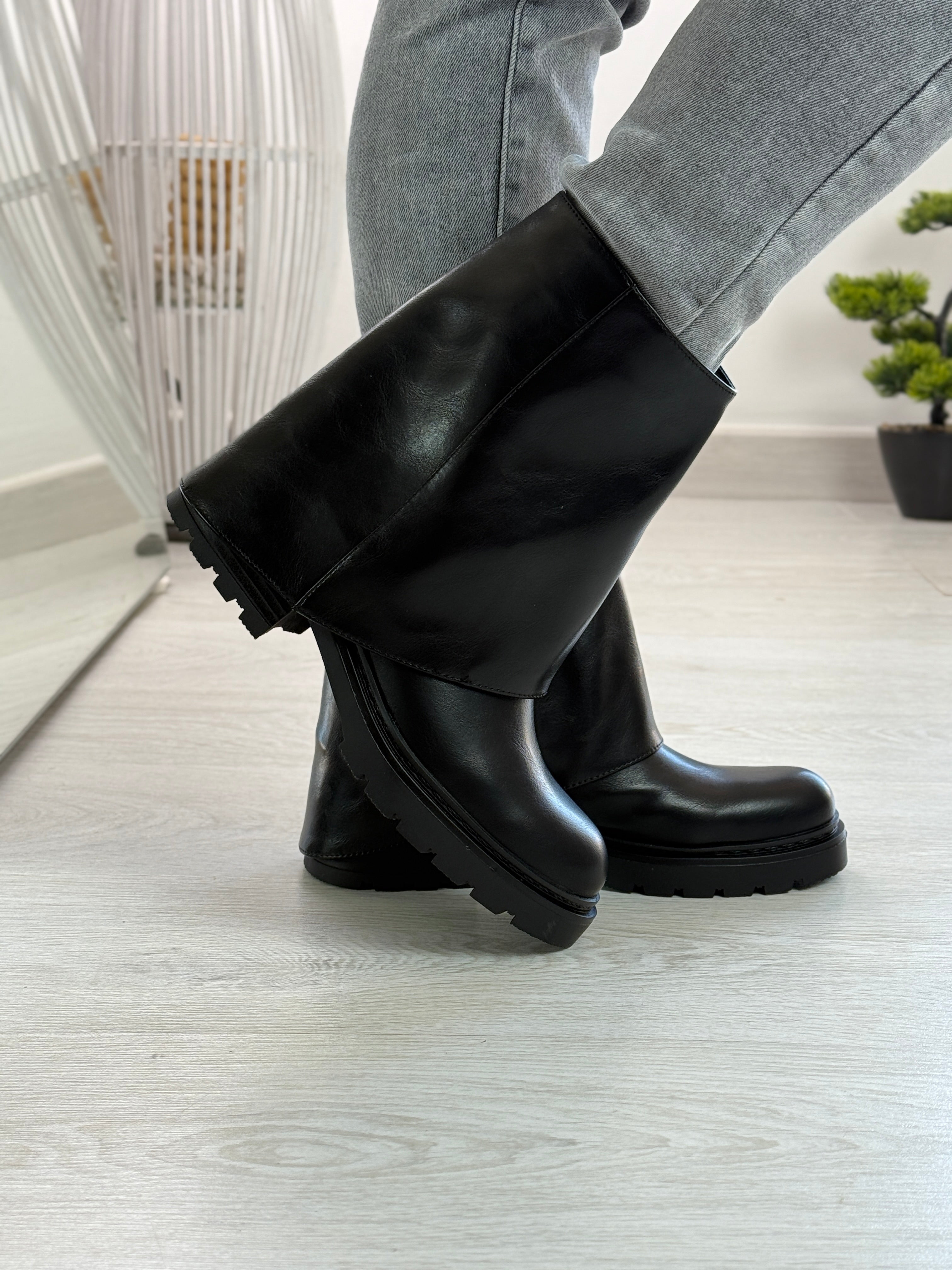 Ximena_stivale nero con risvolto