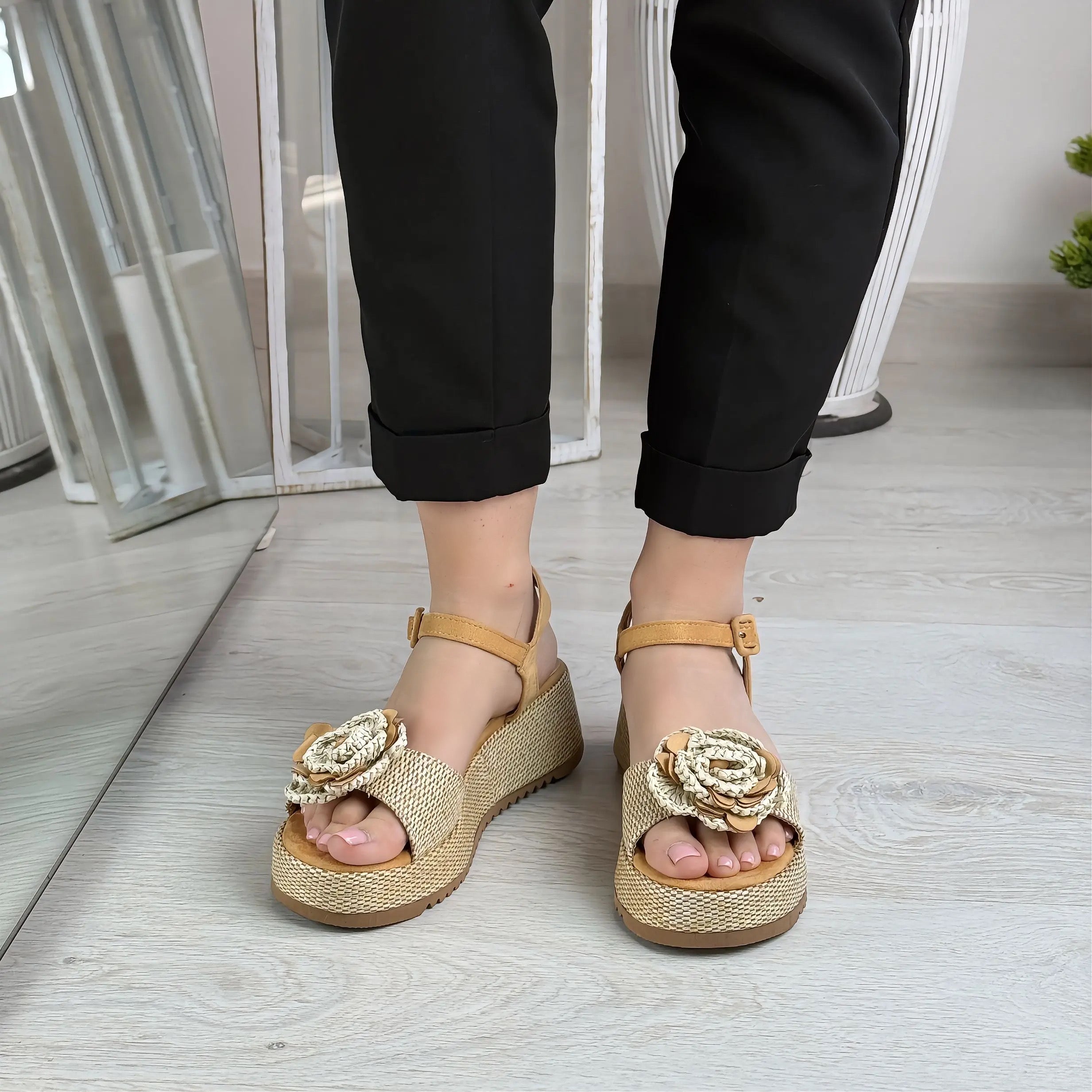 Jenny sandalo beige con zeppa e fiore