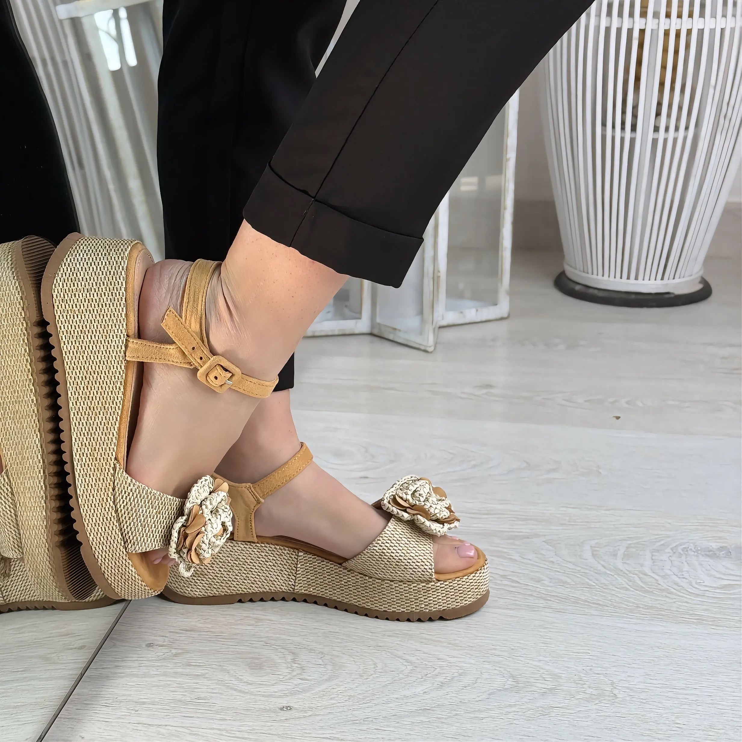 Jenny sandalo beige con zeppa e fiore