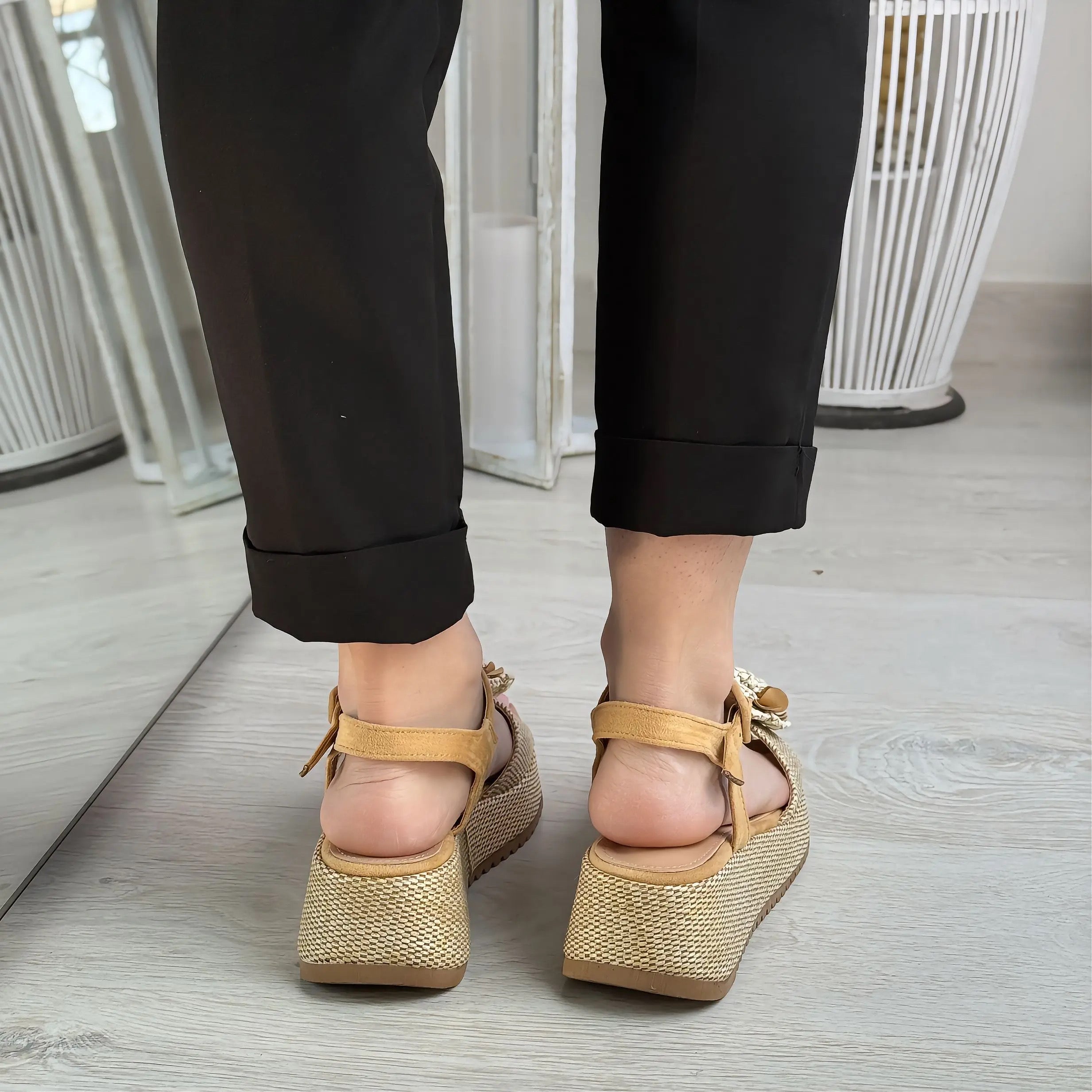 Jenny sandalo beige con zeppa e fiore