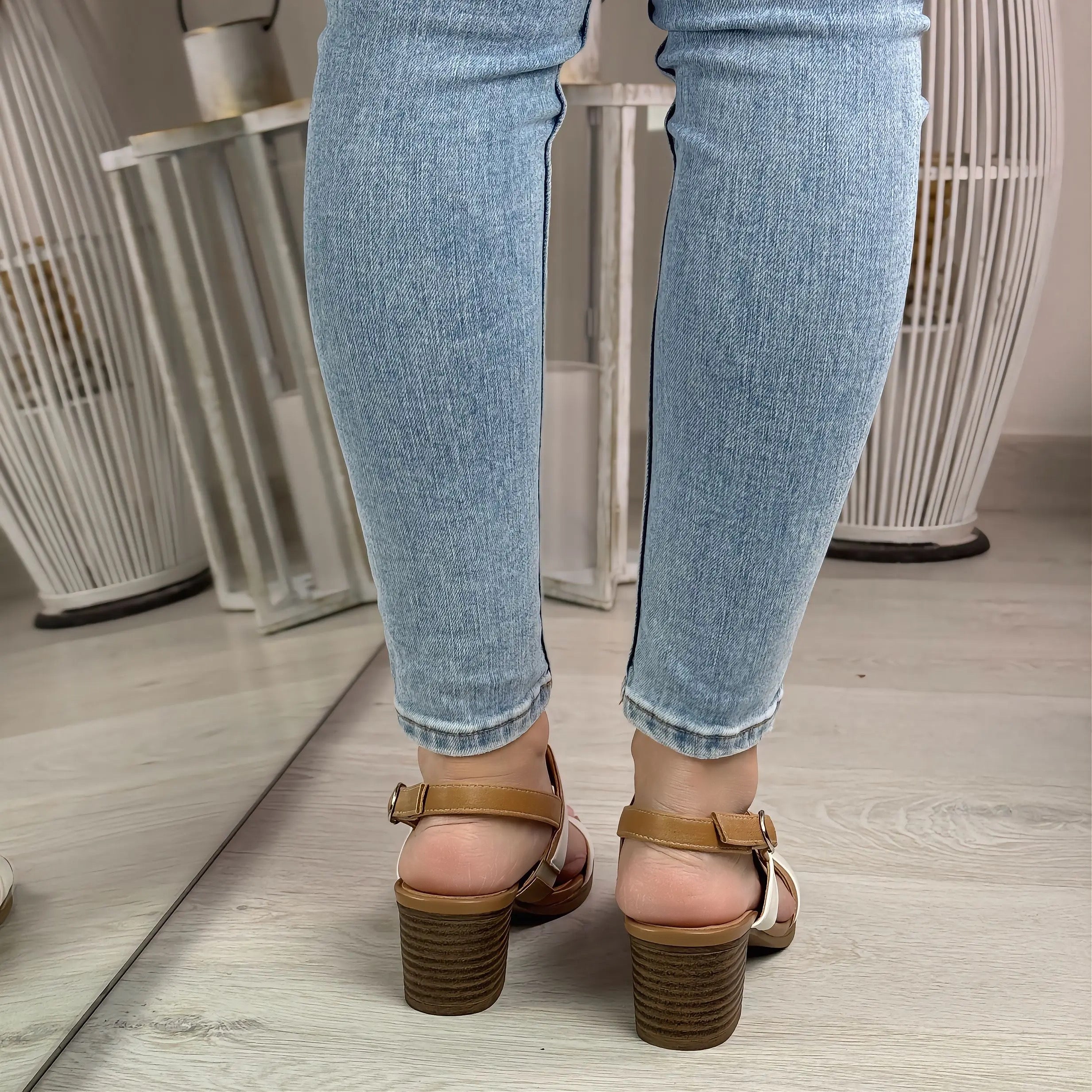Esra sandalo comodo color khaki e bianco con tacco