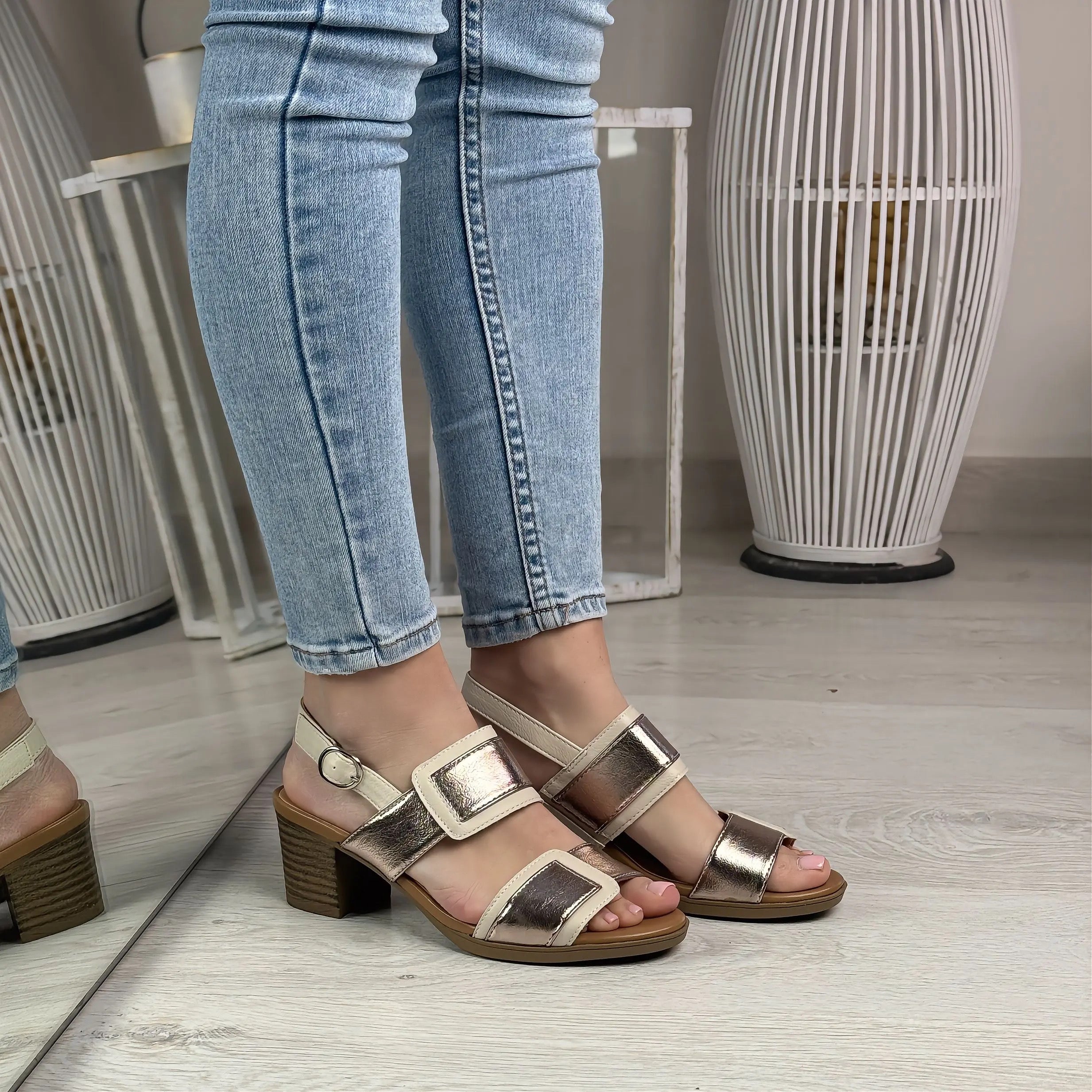 Esra sandalo comodo beige e oro con tacco